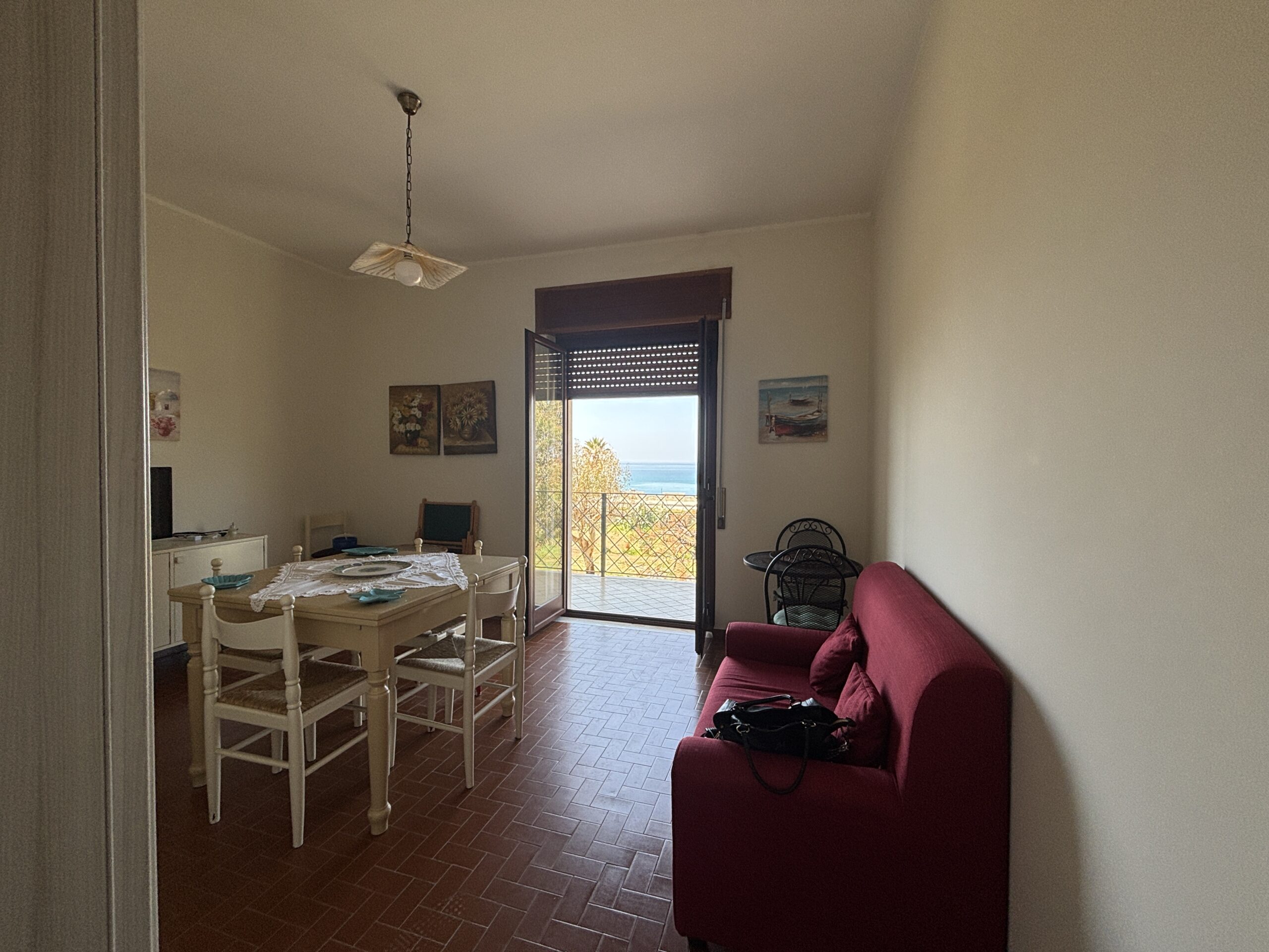 Large flat in Toremezzo di Falconara by the sea.
