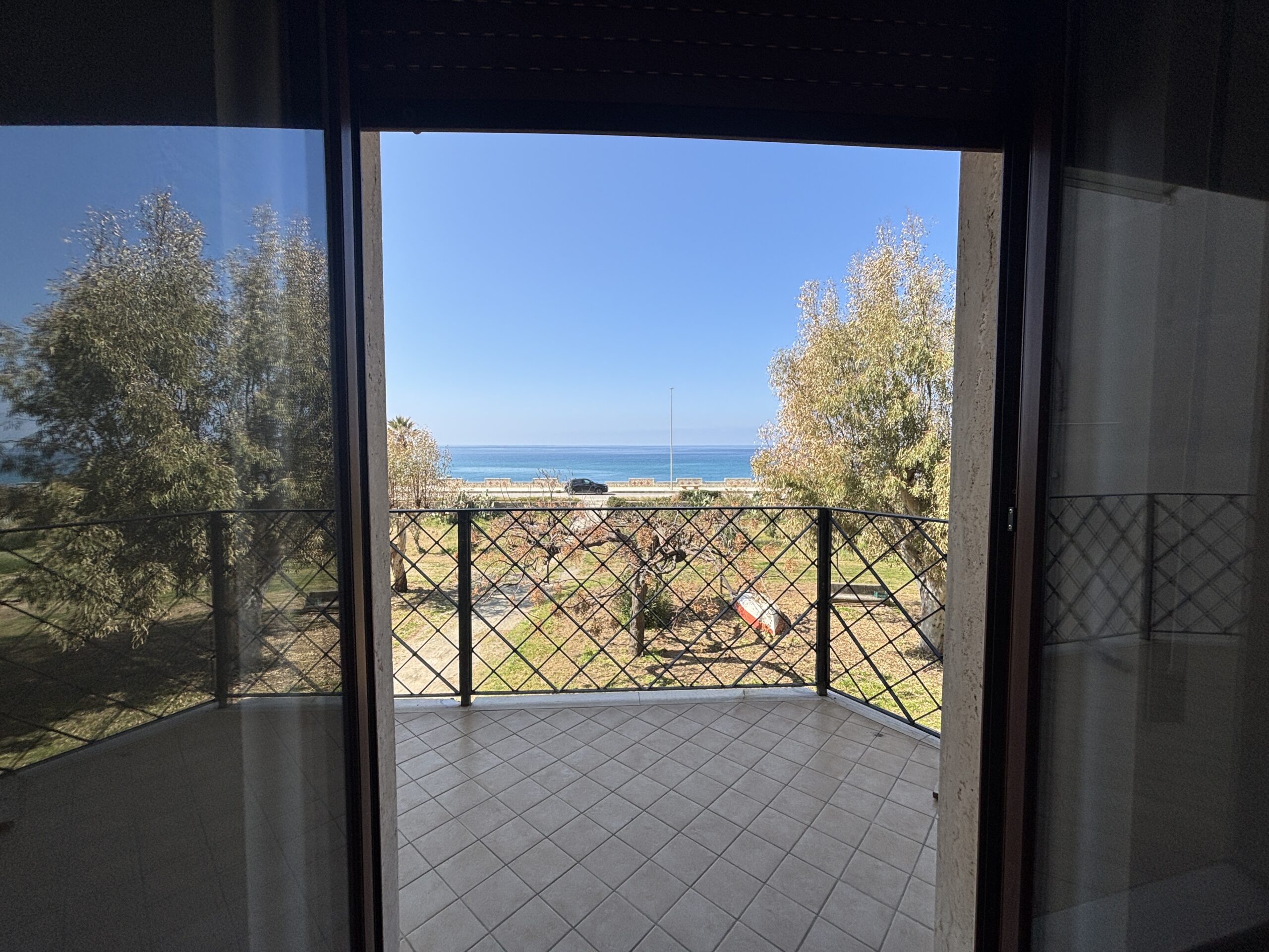 Large flat in Toremezzo di Falconara by the sea.