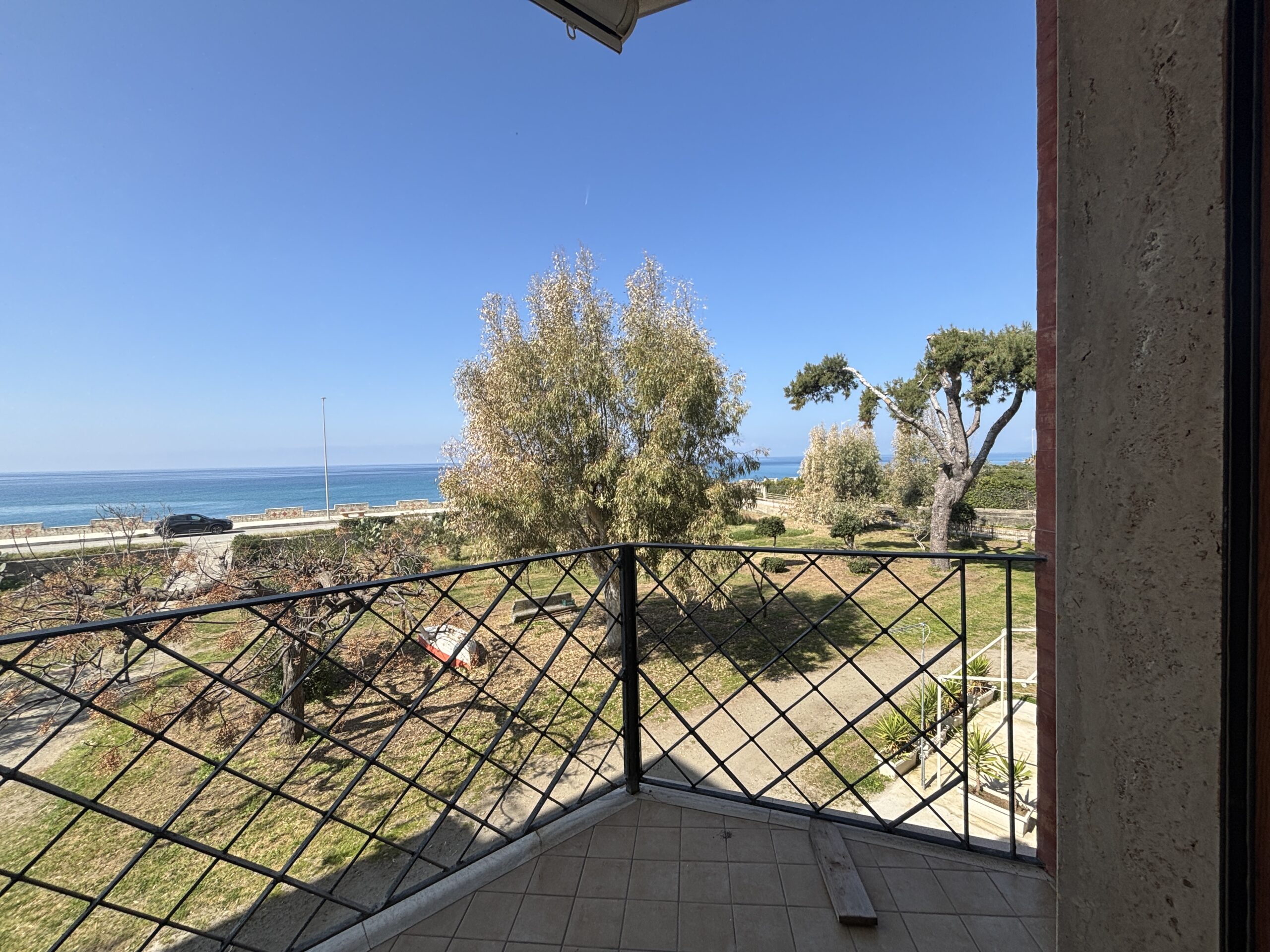 Large flat in Toremezzo di Falconara by the sea.