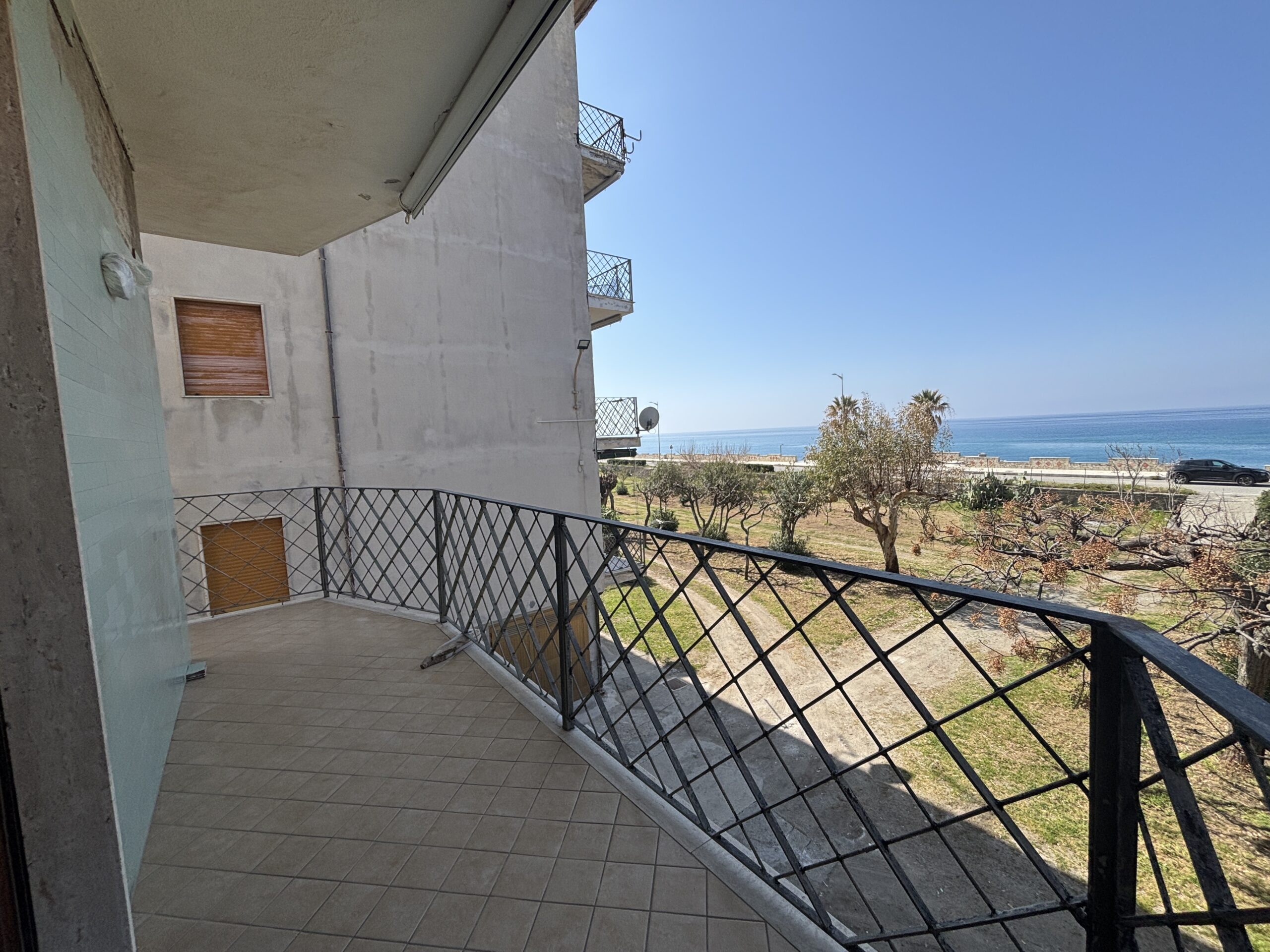 Large flat in Toremezzo di Falconara by the sea.