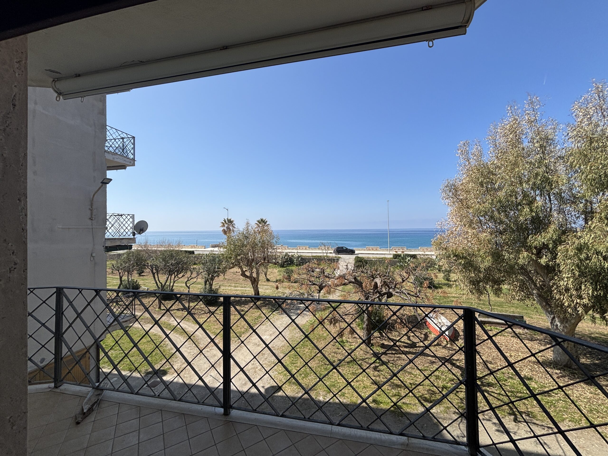 Large flat in Toremezzo di Falconara by the sea.