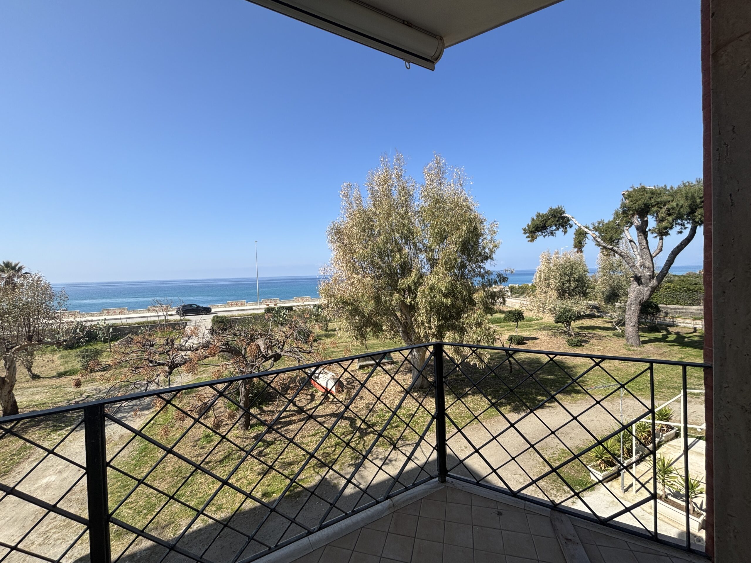 Large flat in Toremezzo di Falconara by the sea.