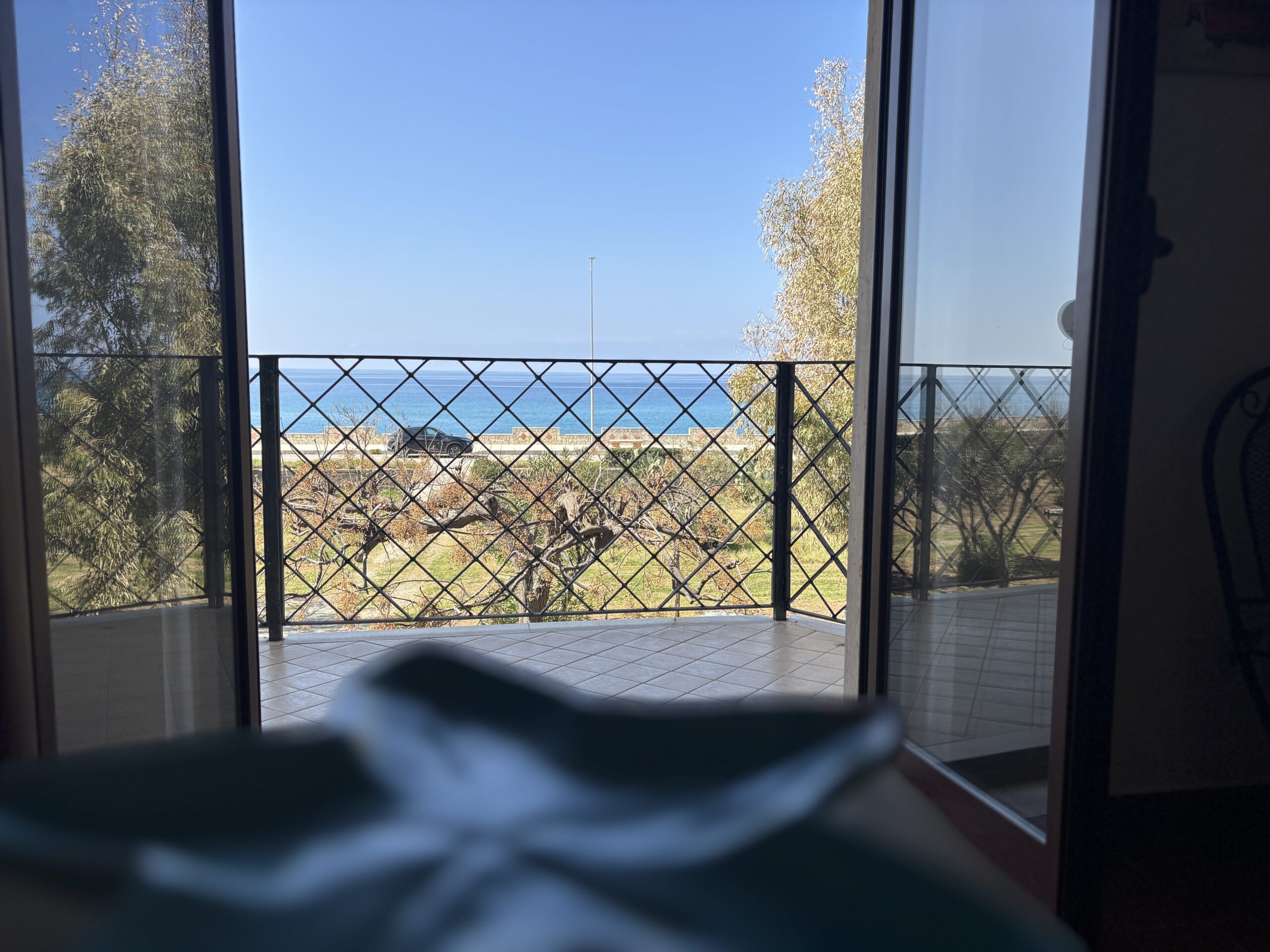 Large flat in Toremezzo di Falconara by the sea.