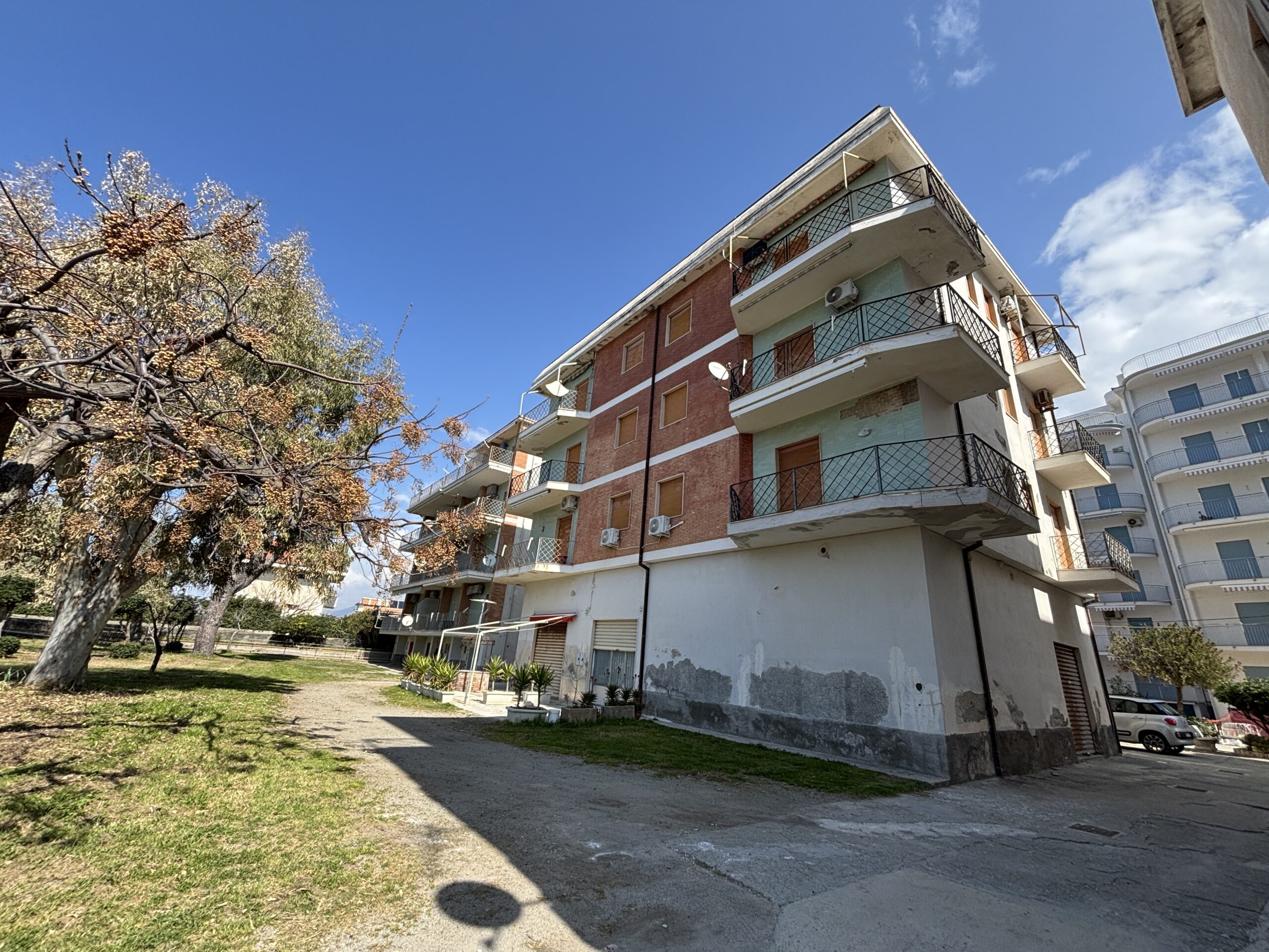 Large flat in Toremezzo di Falconara by the sea.