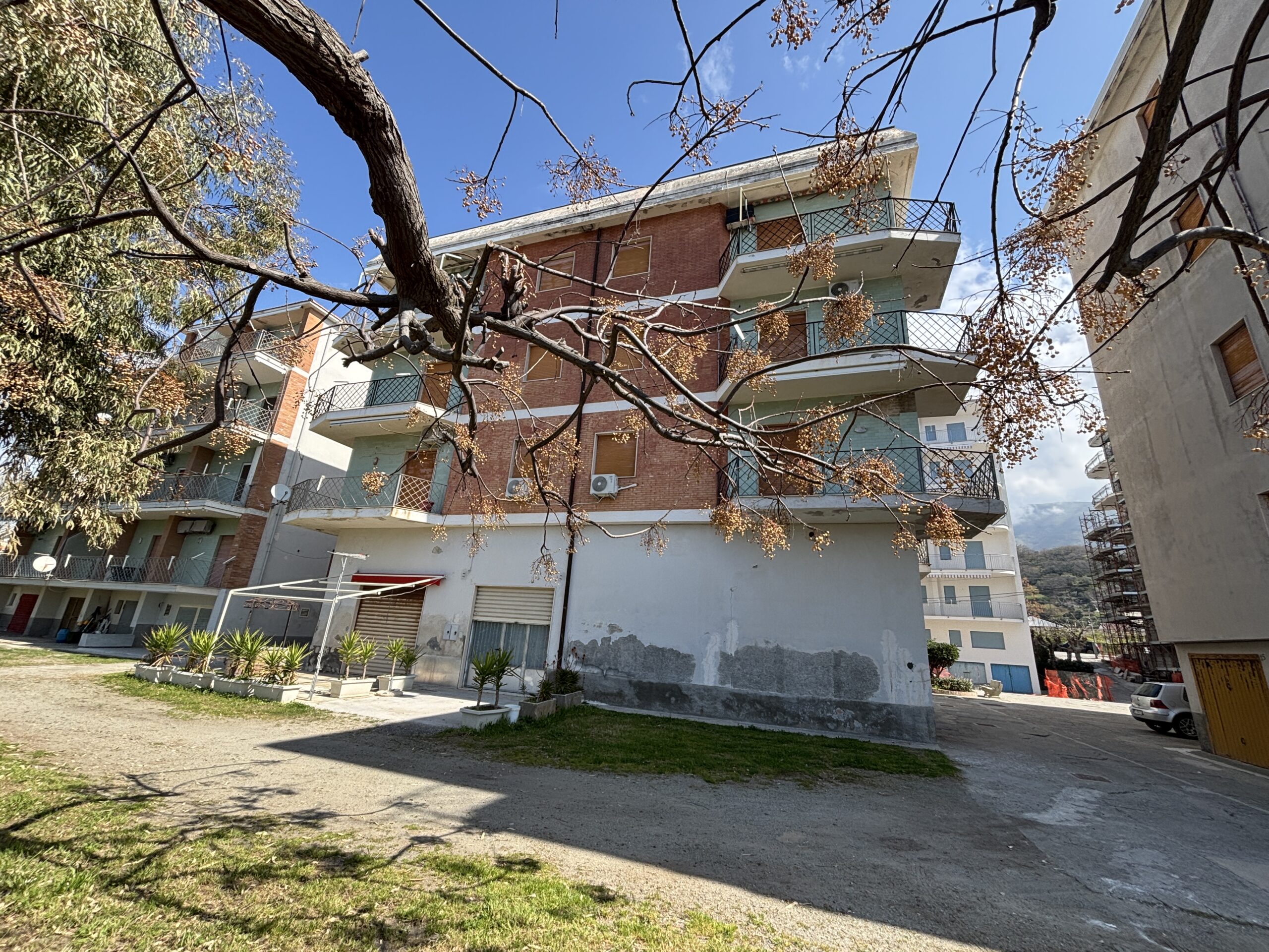 Large flat in Toremezzo di Falconara by the sea.