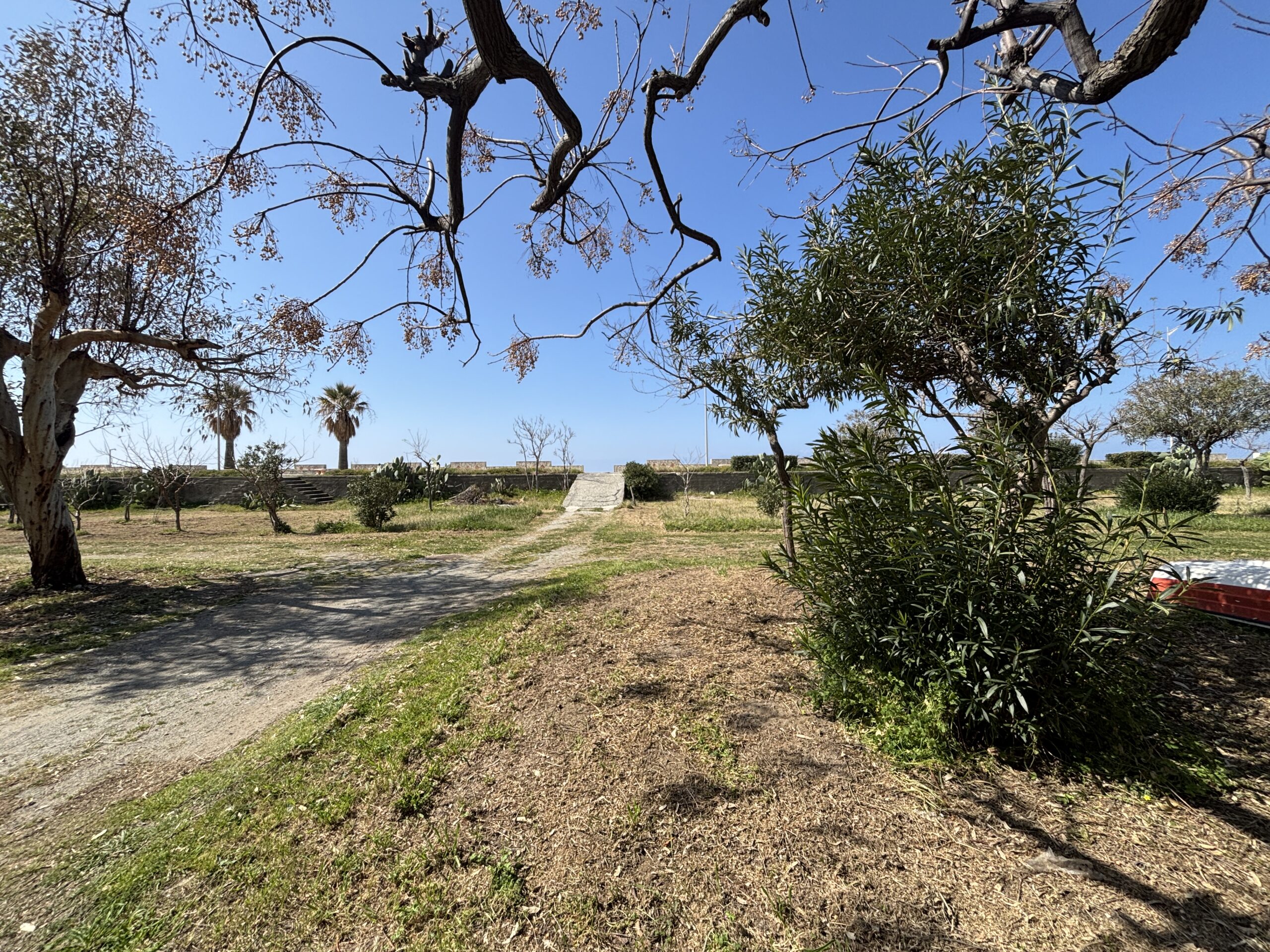 Large flat in Toremezzo di Falconara by the sea.