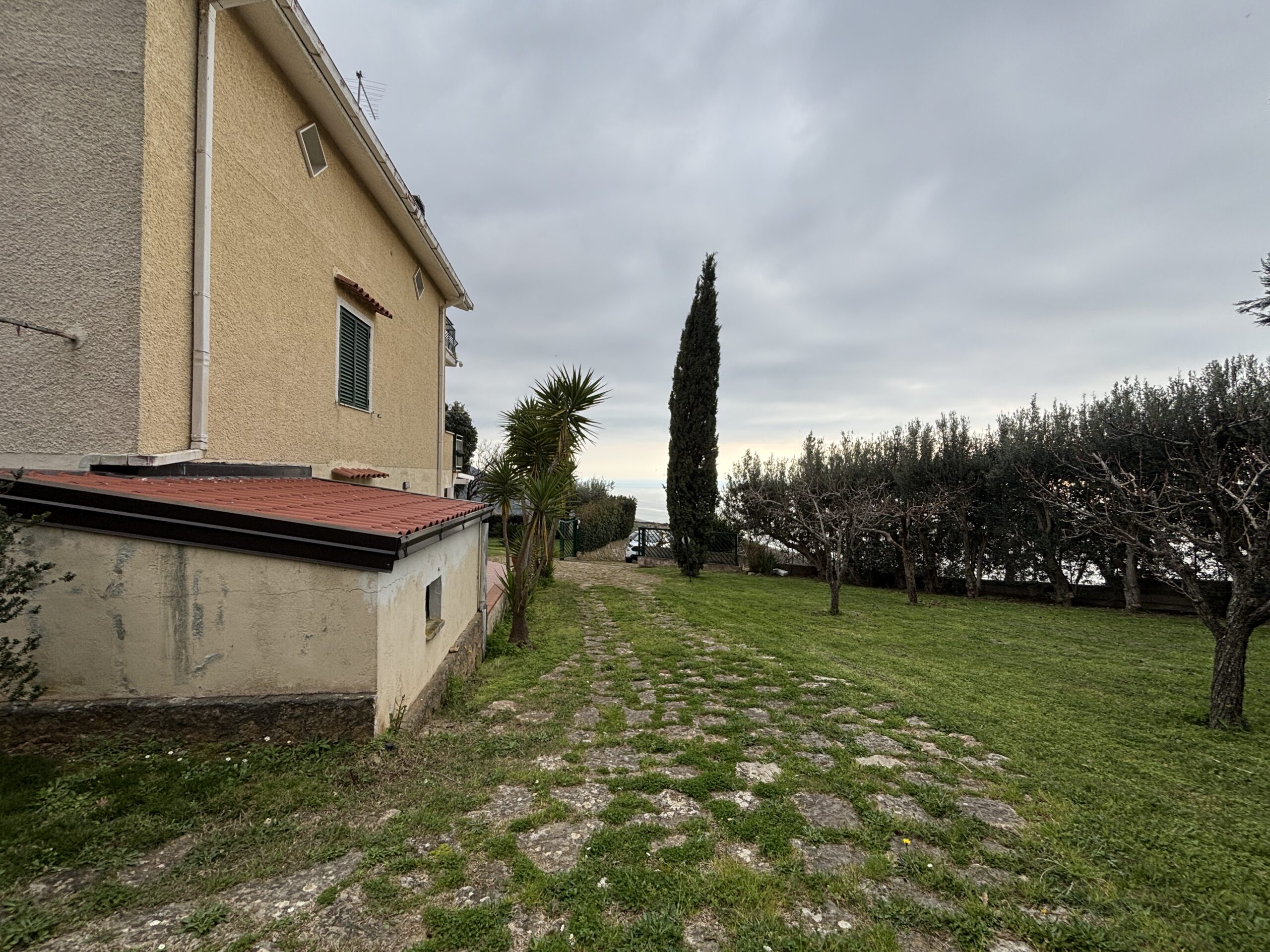 Fantastic property with views of the Tyrrhenian Sea