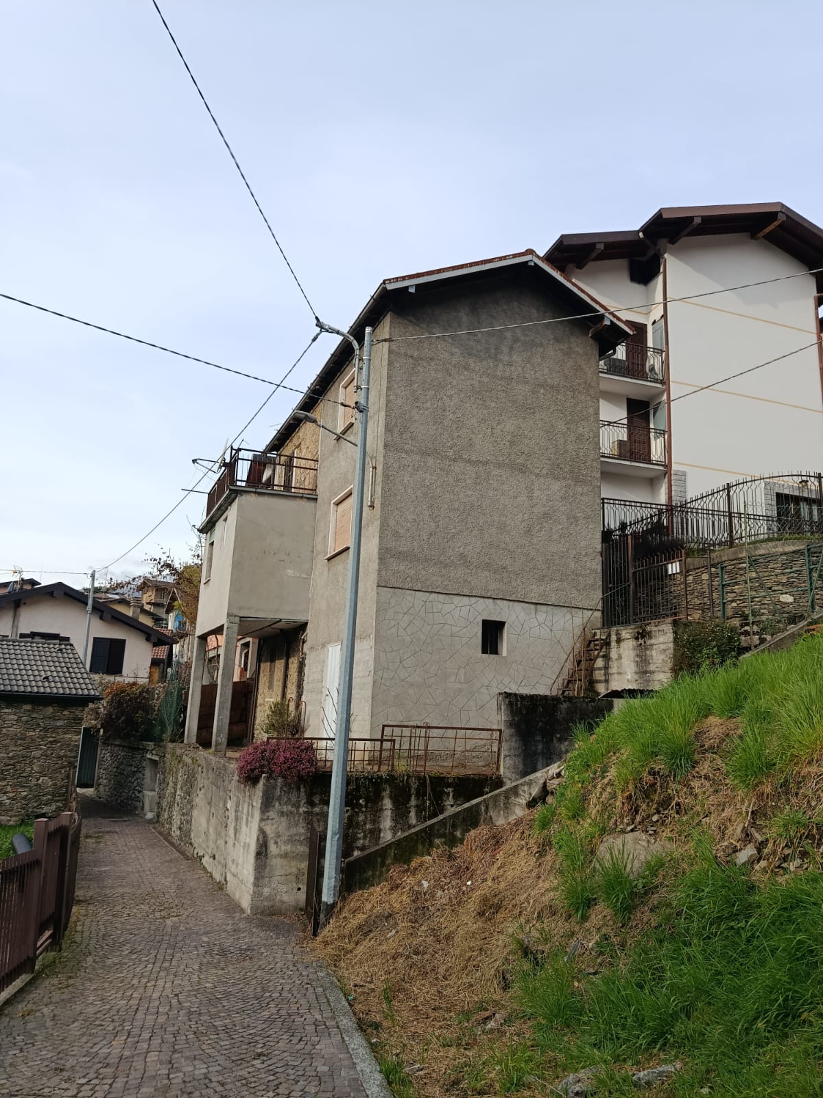 Detached house with a lake view