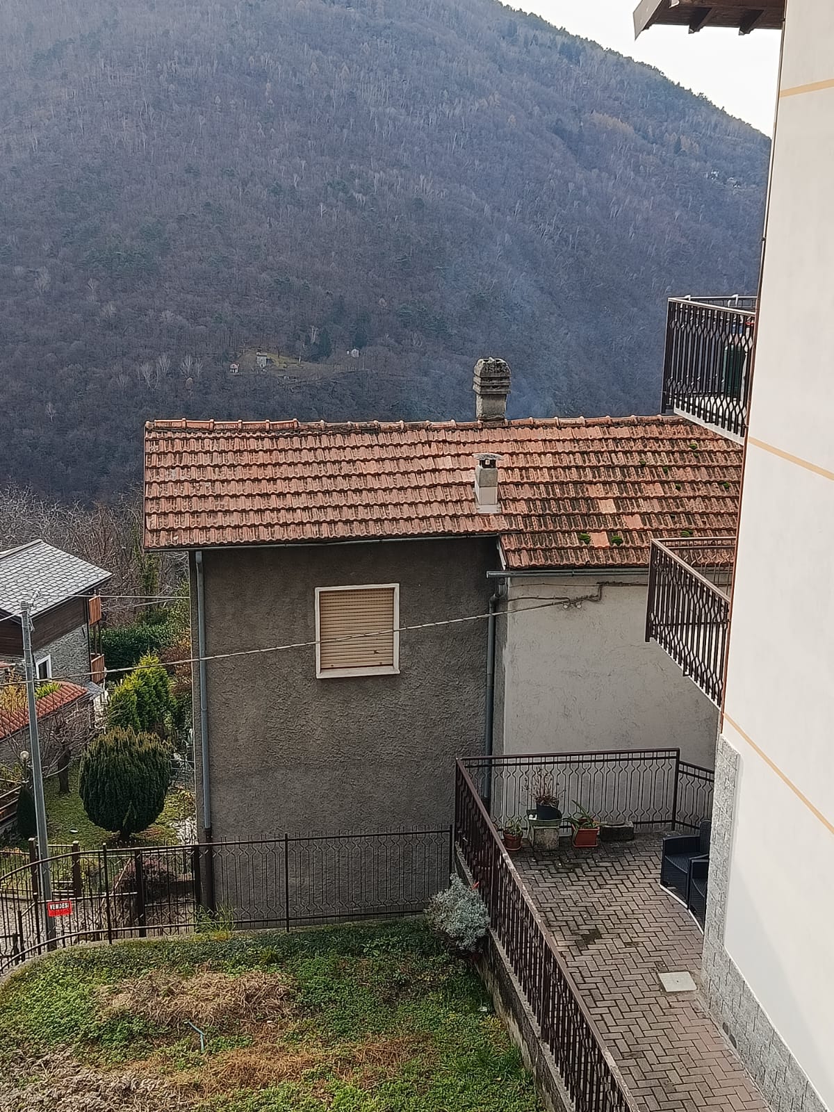 Detached house with a lake view