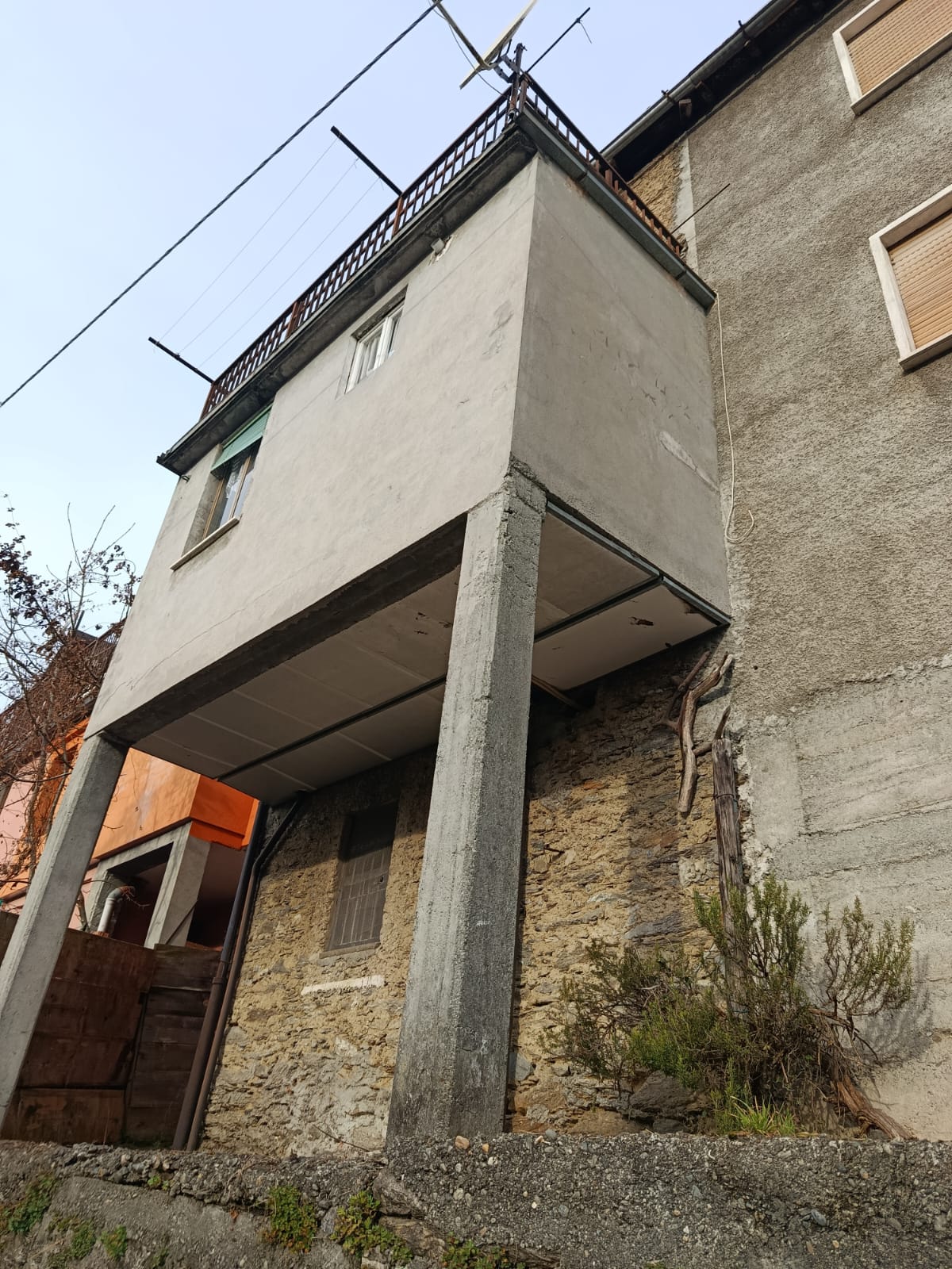 Detached house with a lake view