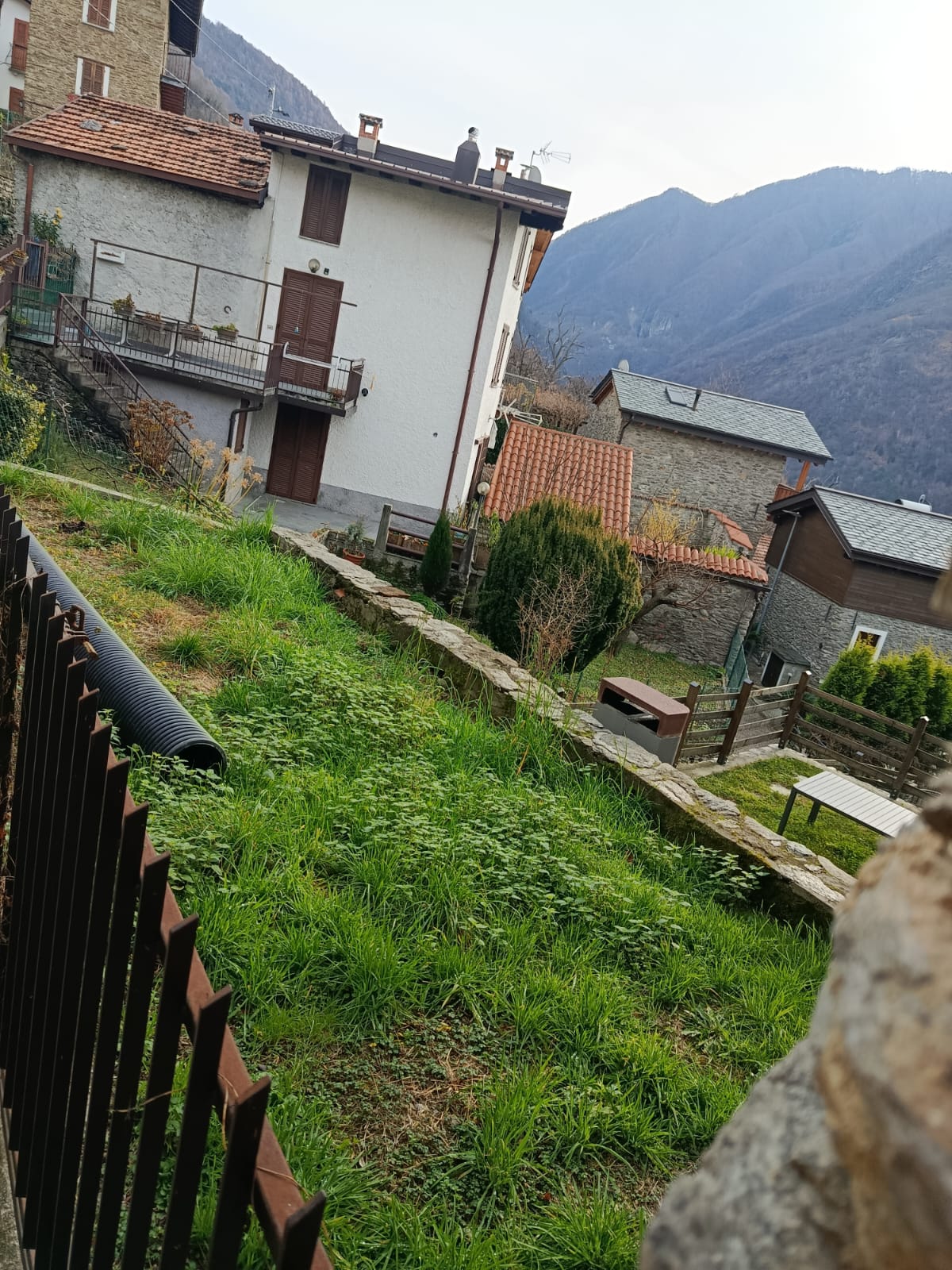 Detached house with a lake view