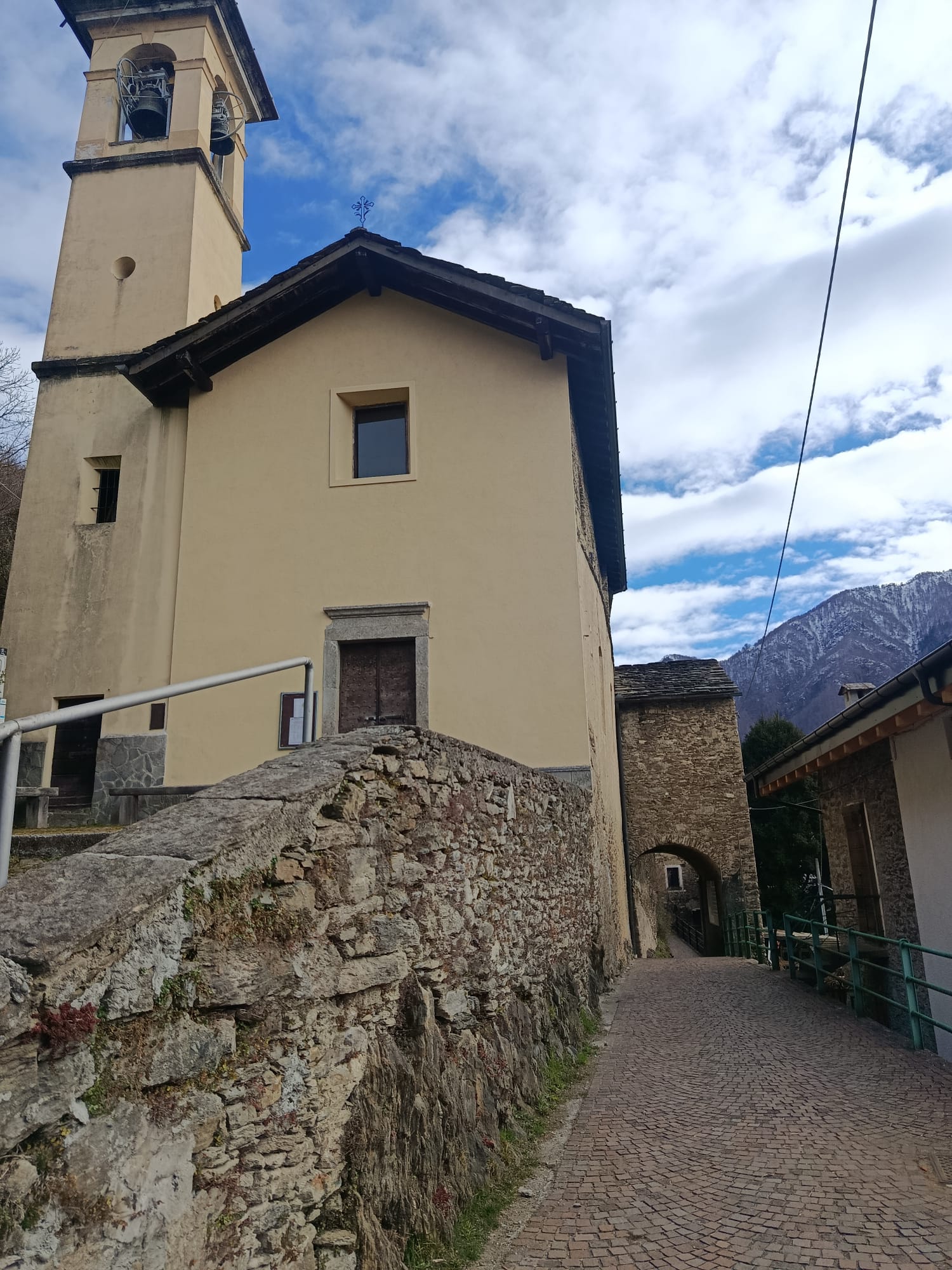 Rustic house for renovation a few minutes from Lake Como
