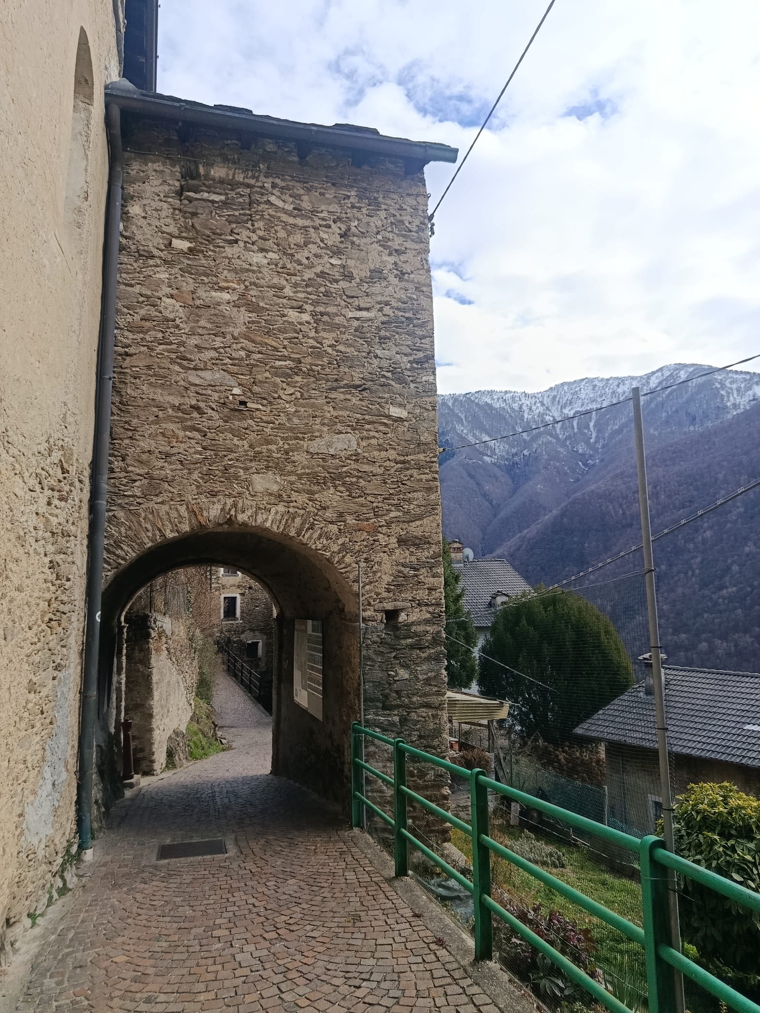 Rustic house for renovation a few minutes from Lake Como