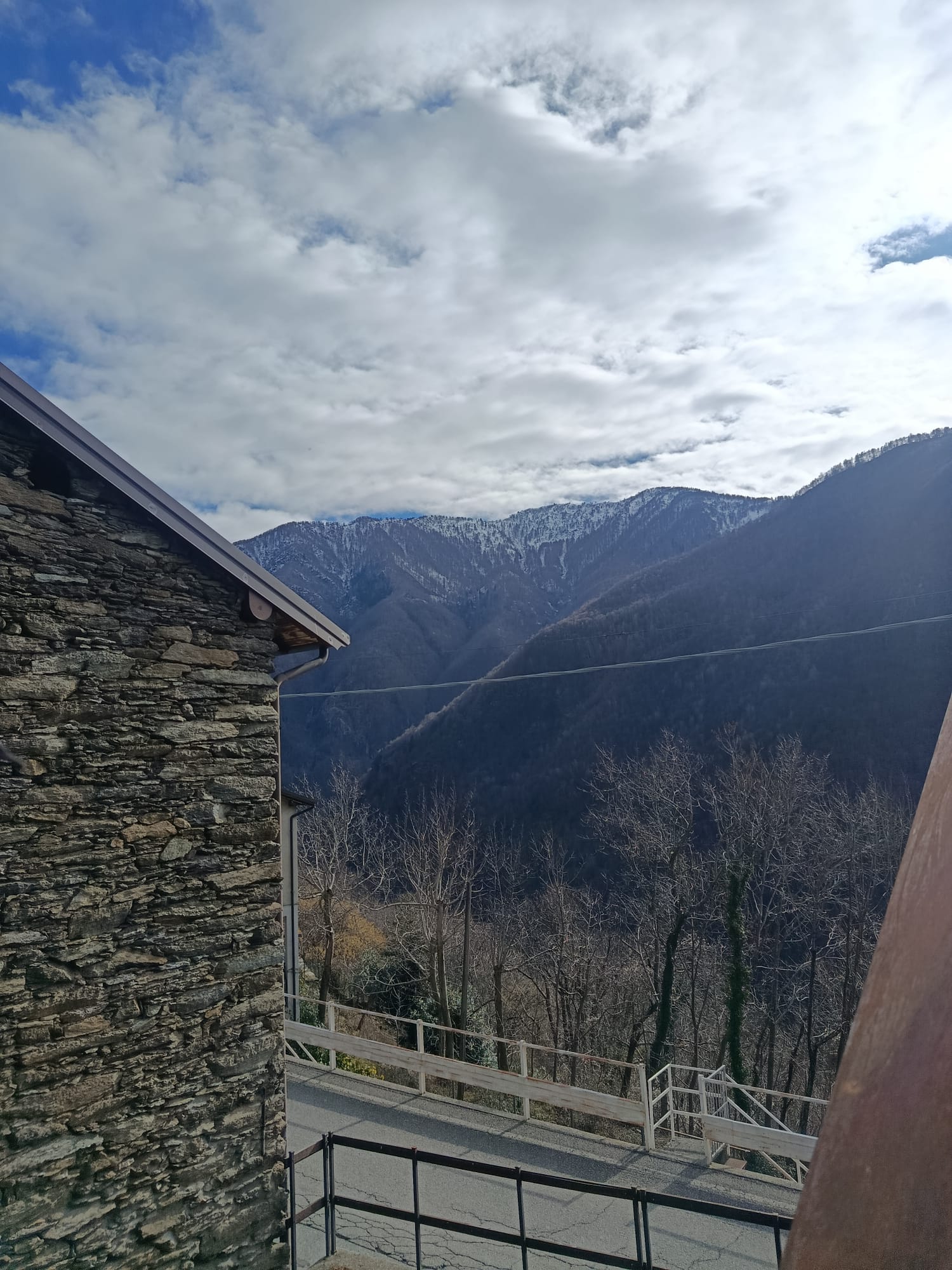 Rustic house for renovation a few minutes from Lake Como