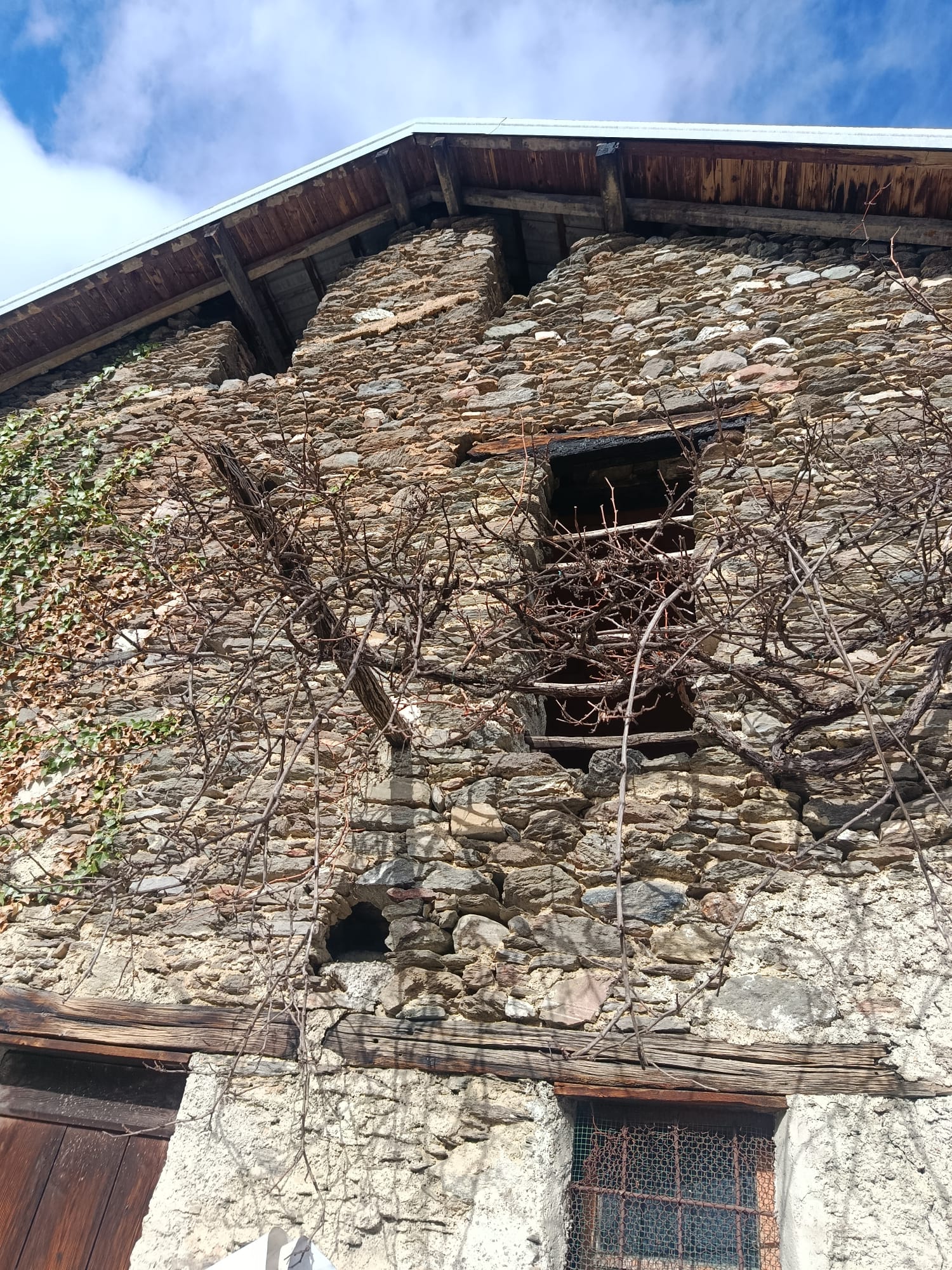 Rustic house for renovation a few minutes from Lake Como