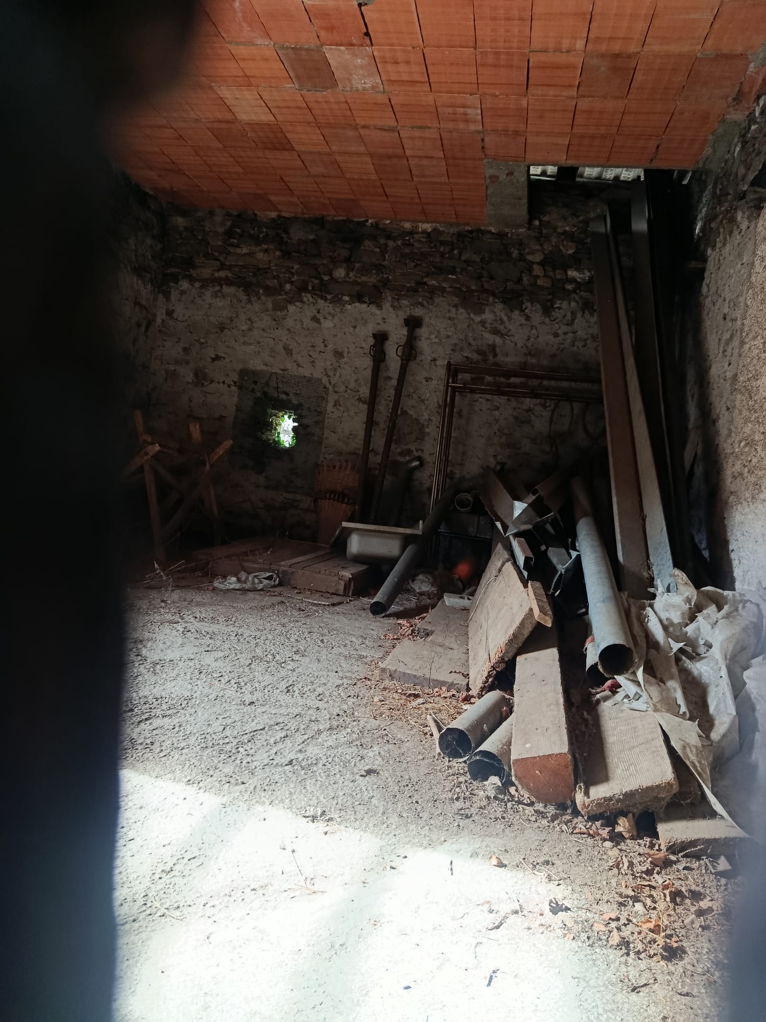 Rustic house for renovation a few minutes from Lake Como