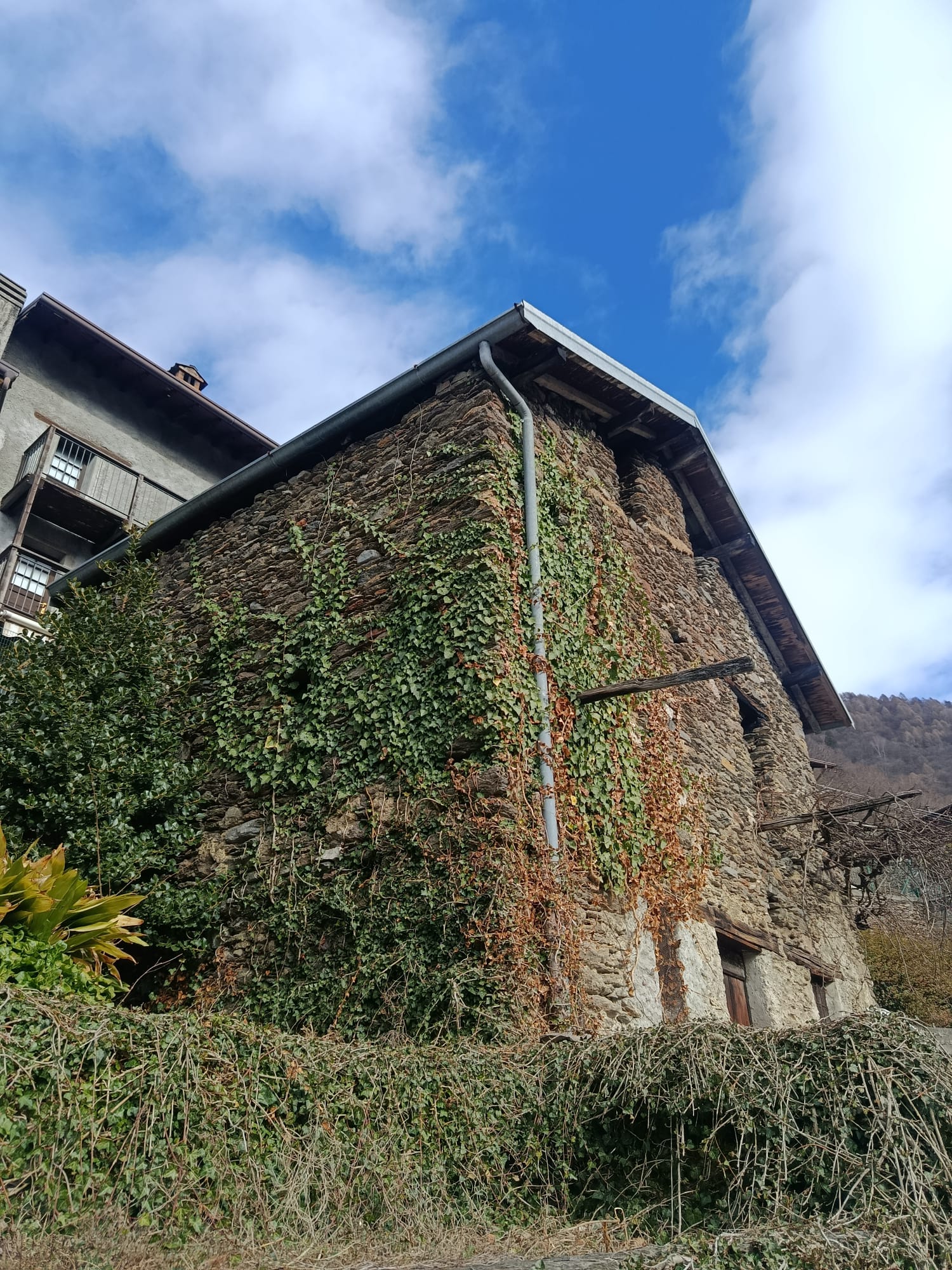 Rustic house for renovation a few minutes from Lake Como