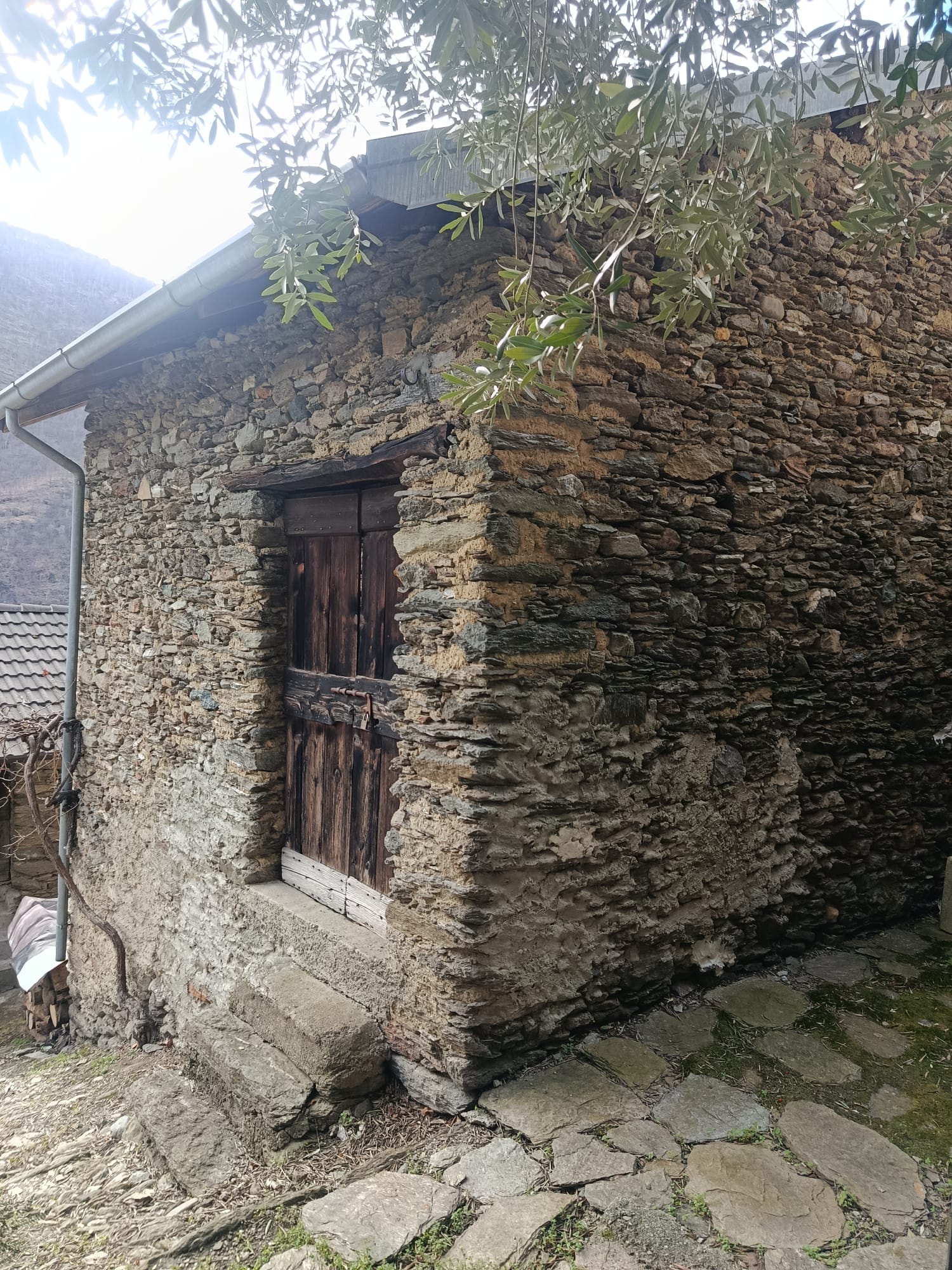 Rustic house for renovation a few minutes from Lake Como