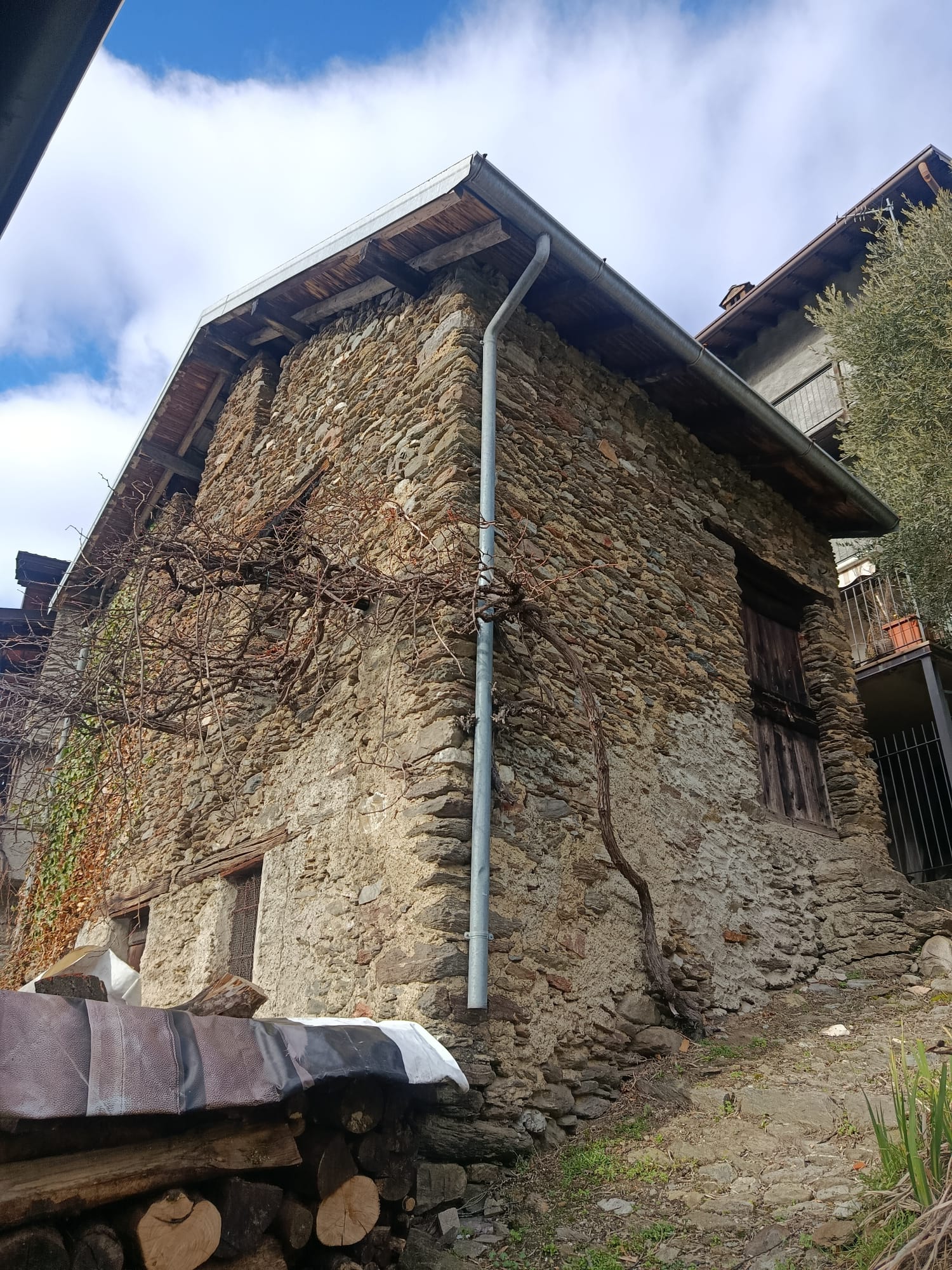 Rustic house for renovation a few minutes from Lake Como