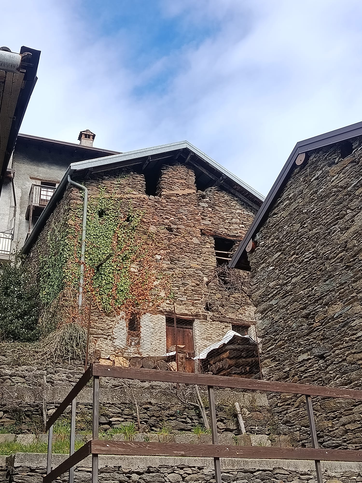 Rustic house for renovation a few minutes from Lake Como
