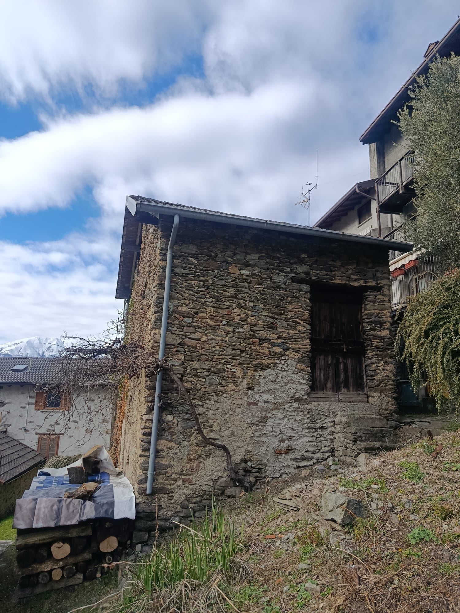 Rustic house for renovation a few minutes from Lake Como