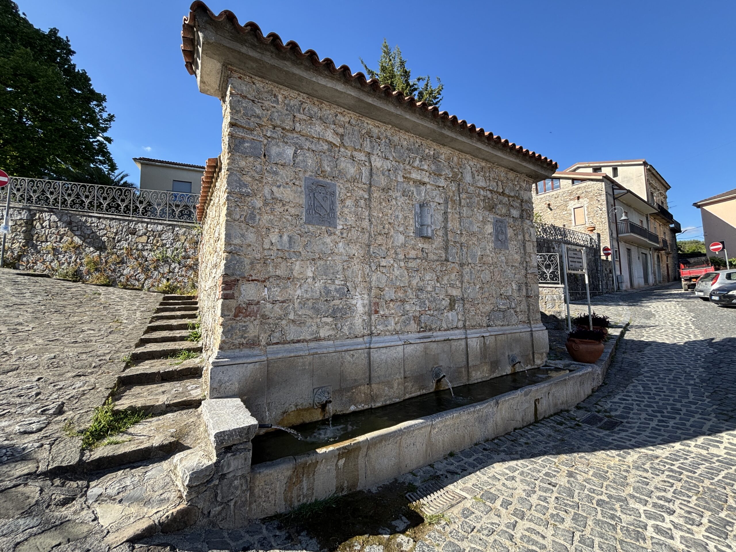 Flat to renovate to your own taste, with 2 convenient garages