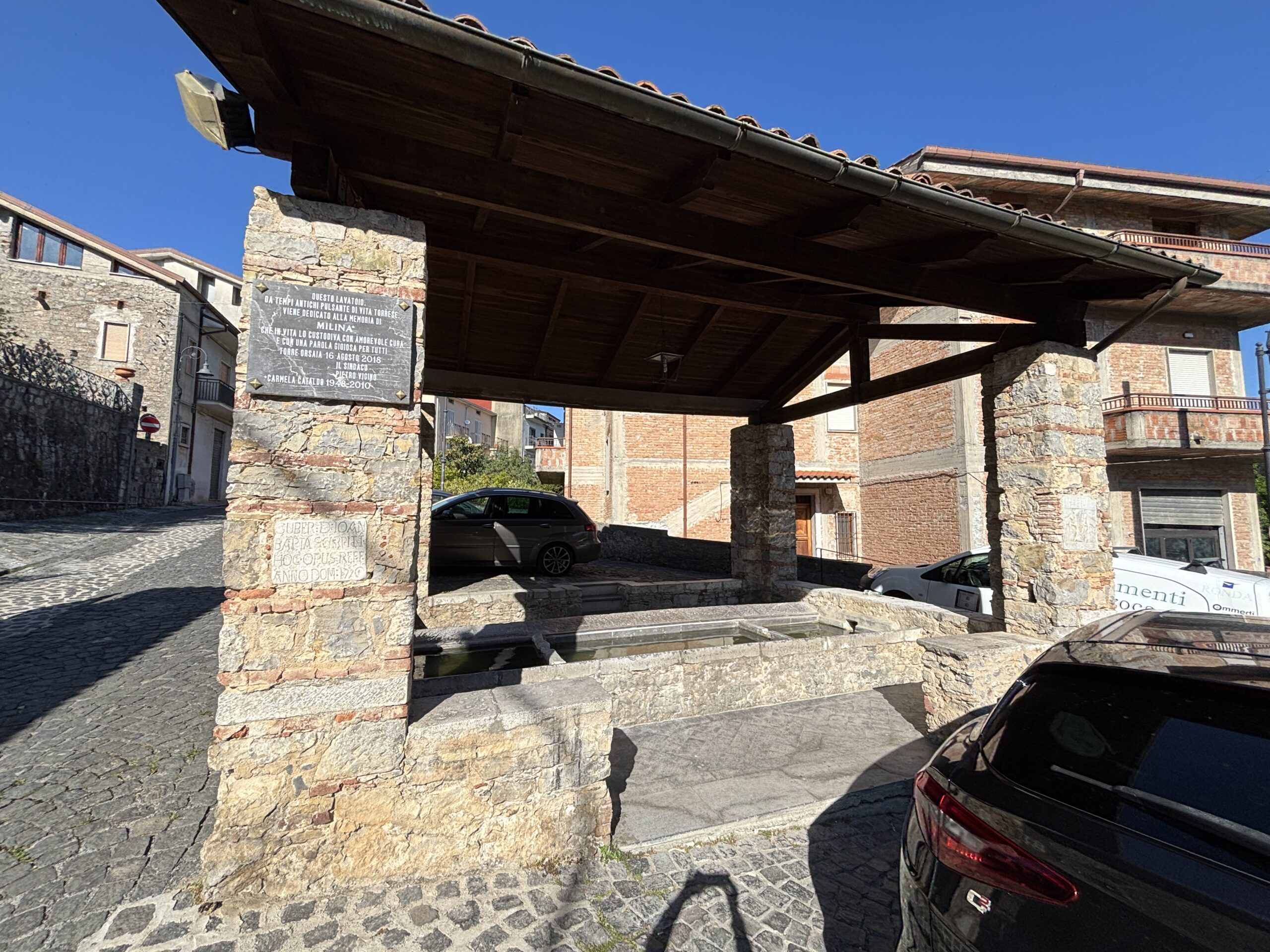 Flat to renovate to your own taste, with 2 convenient garages