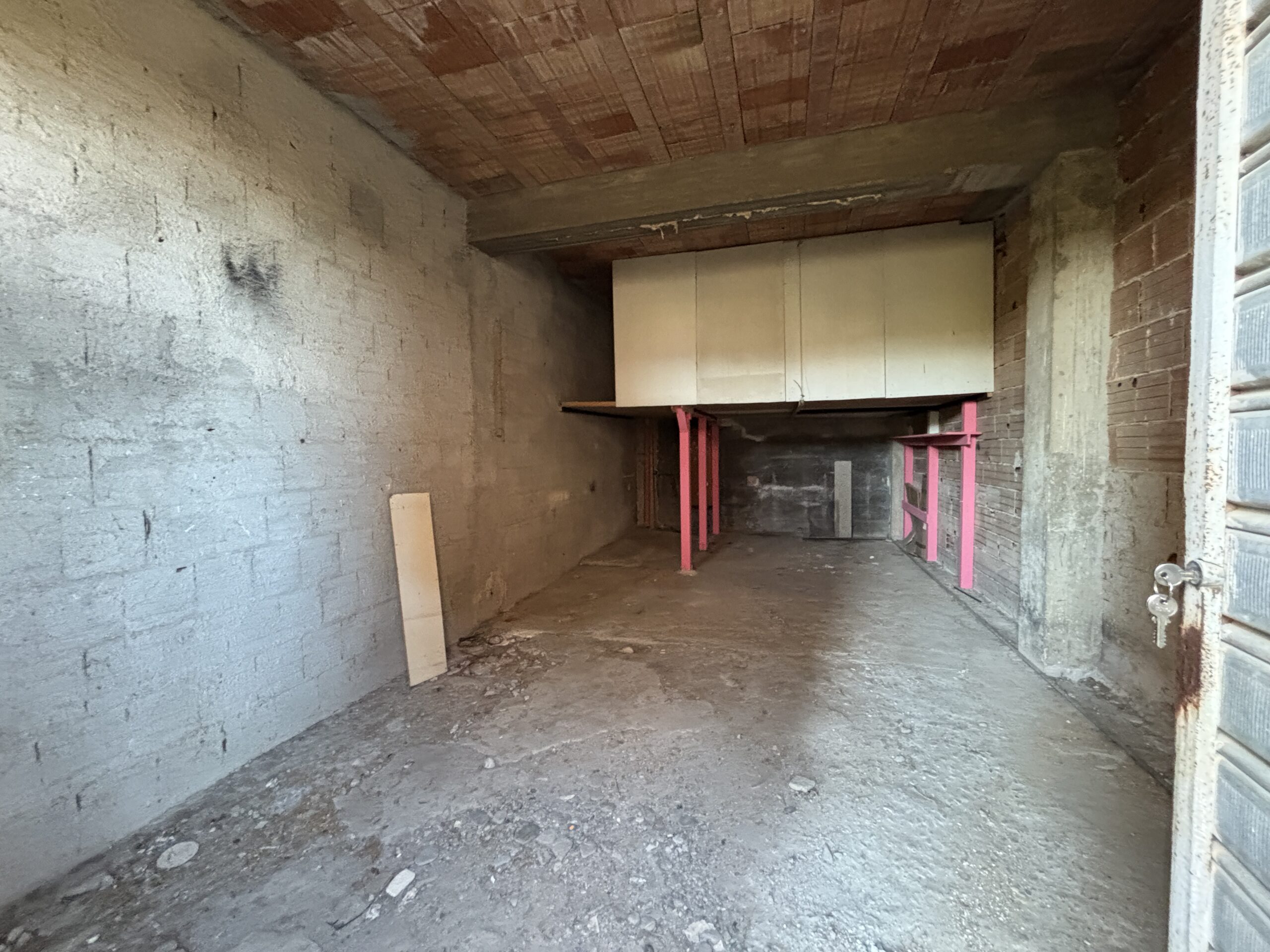 Flat to renovate to your own taste, with 2 convenient garages