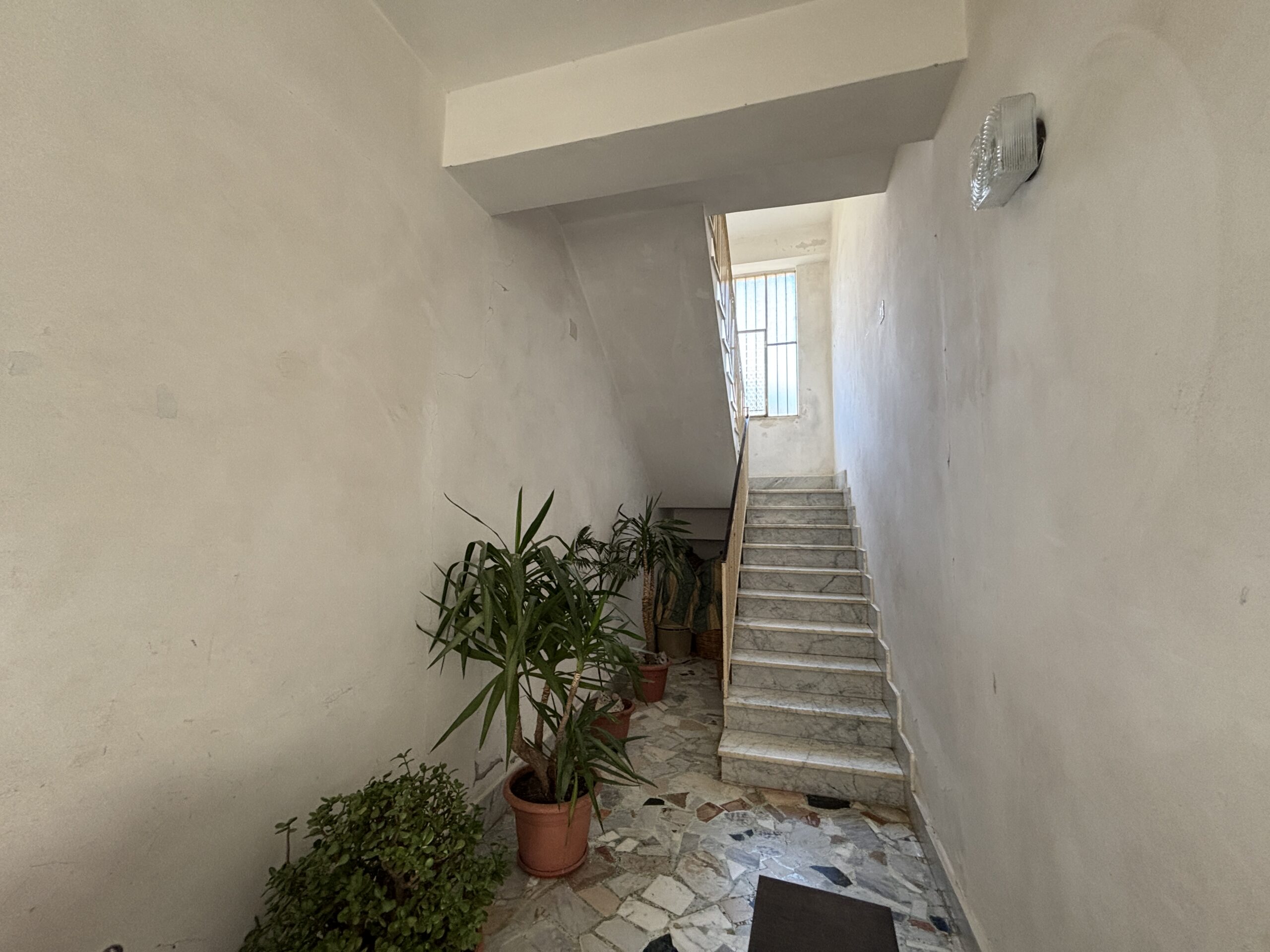 Flat to renovate to your own taste, with 2 convenient garages