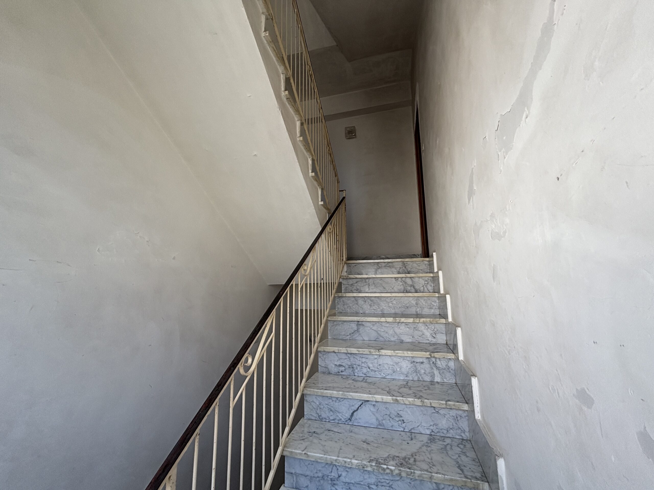 Flat to renovate to your own taste, with 2 convenient garages