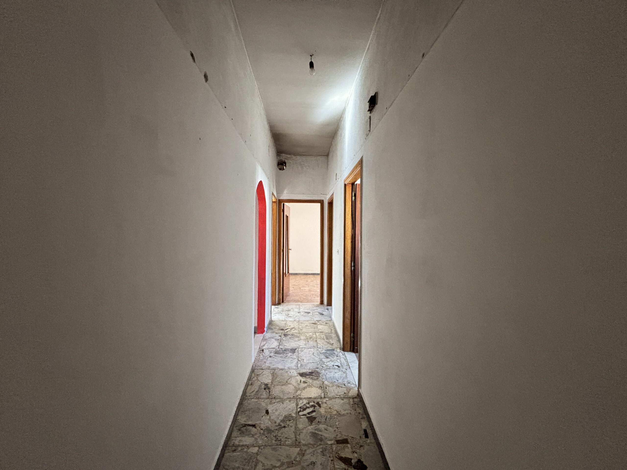 Flat to renovate to your own taste, with 2 convenient garages