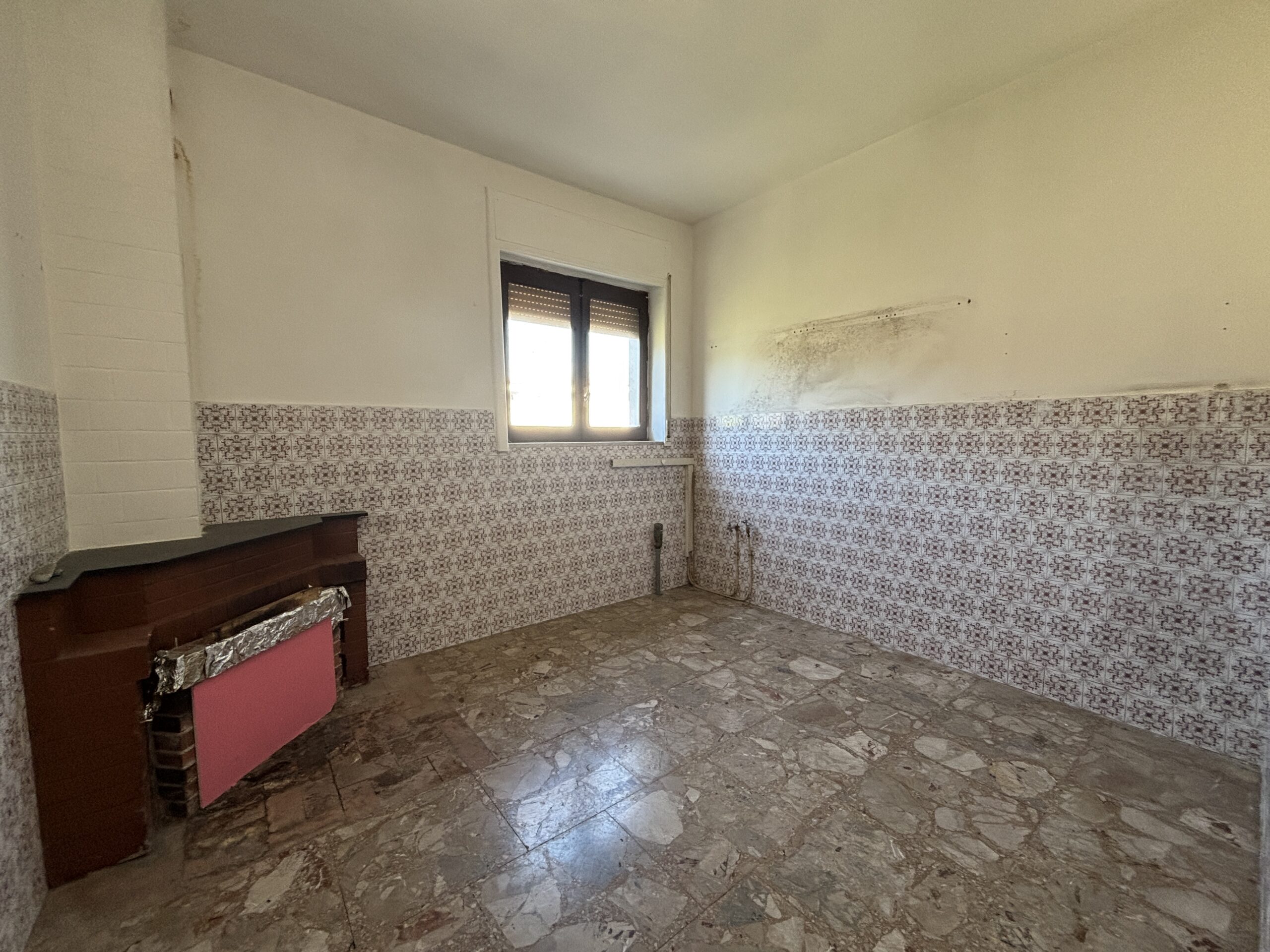 Flat to renovate to your own taste, with 2 convenient garages