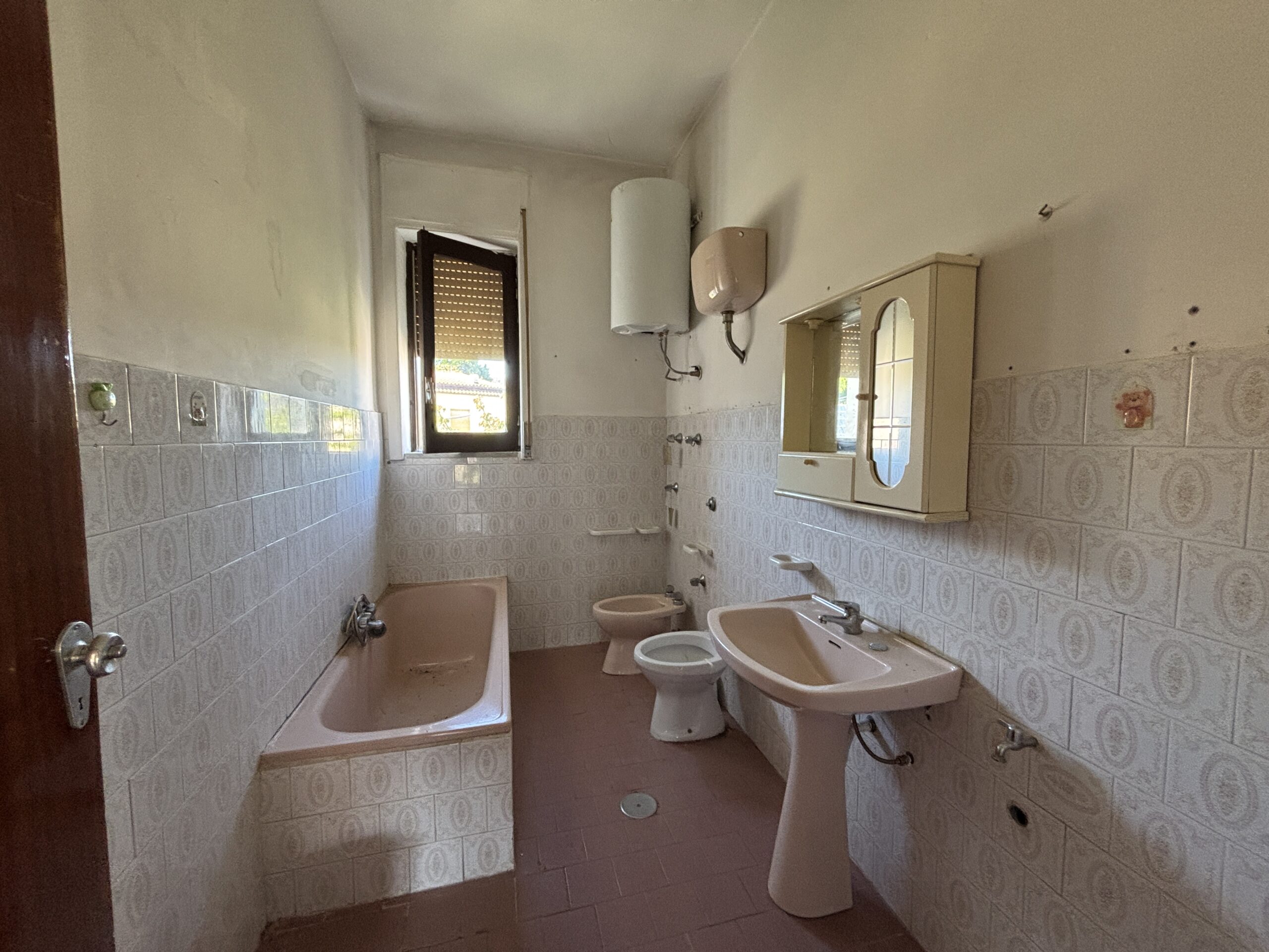Flat to renovate to your own taste, with 2 convenient garages