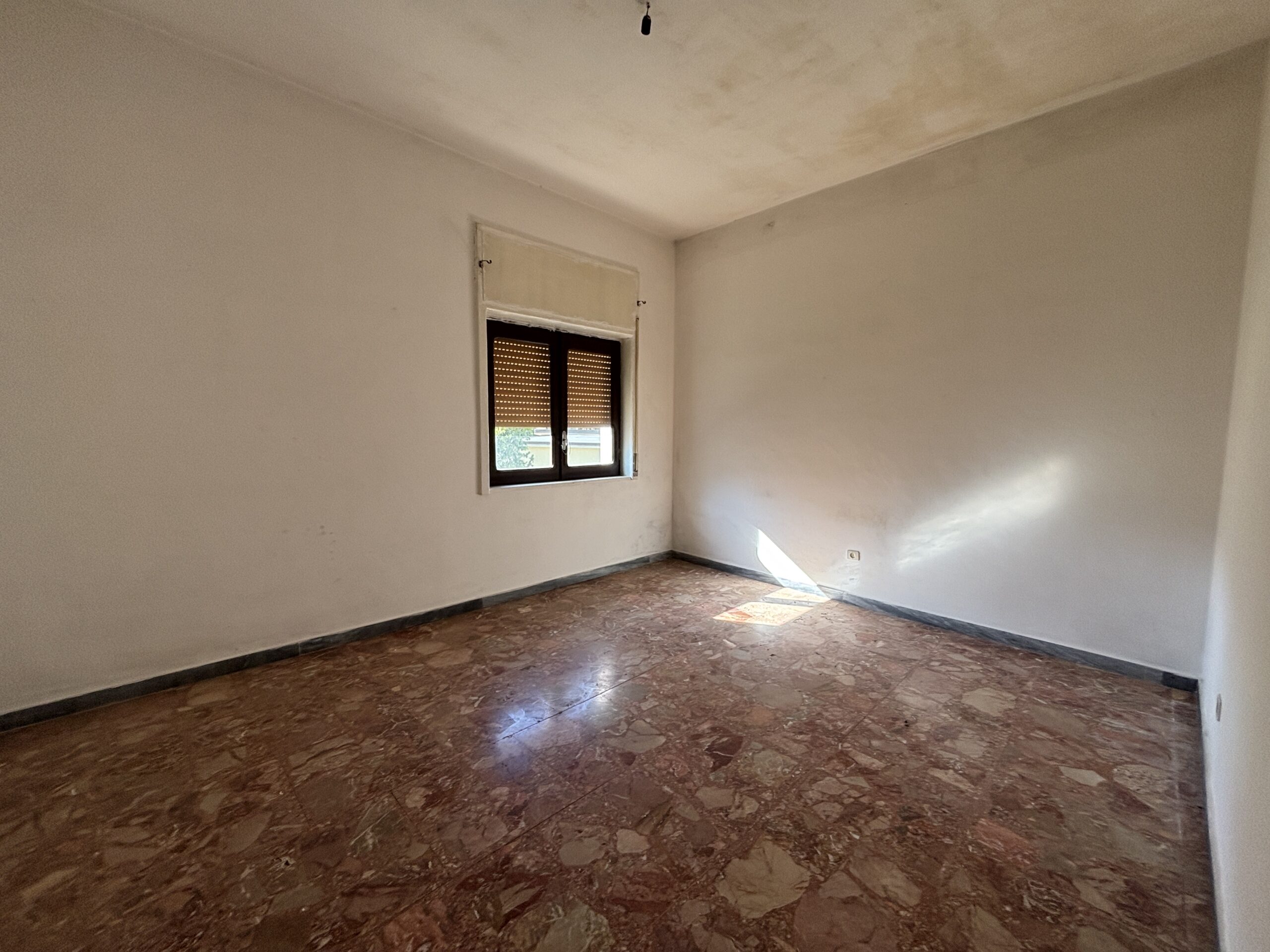 Flat to renovate to your own taste, with 2 convenient garages