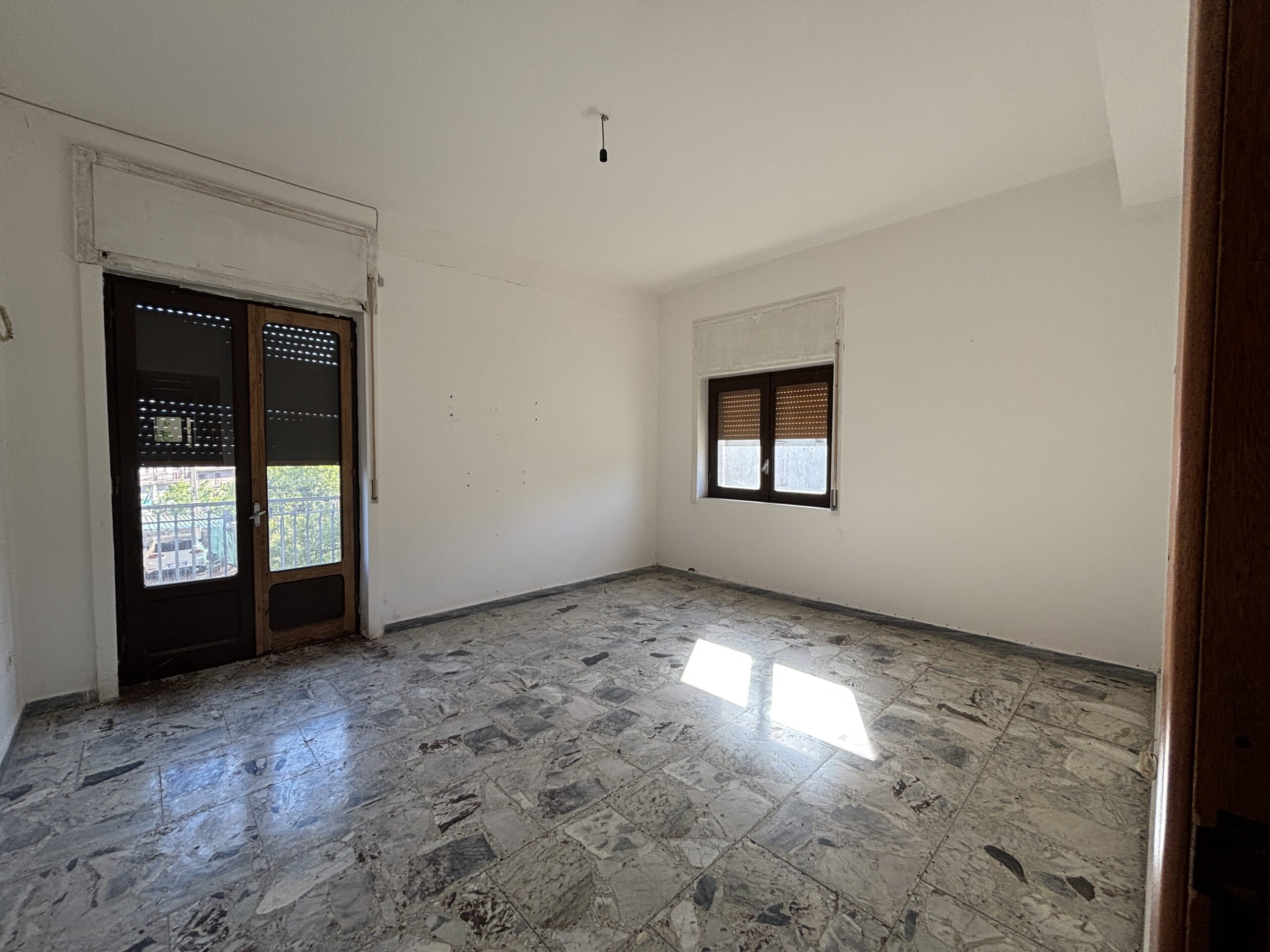 Flat to renovate to your own taste, with 2 convenient garages