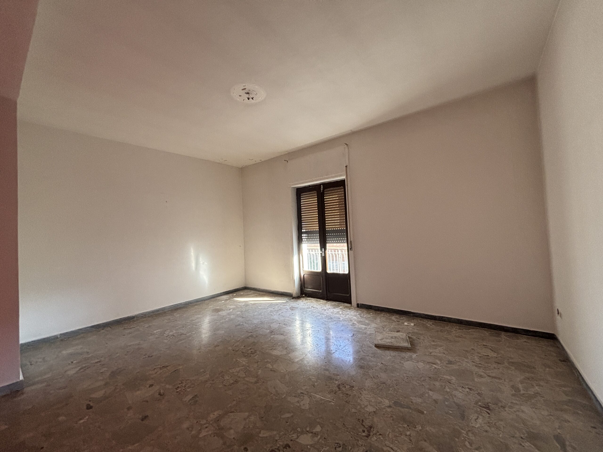 Flat to renovate to your own taste, with 2 convenient garages