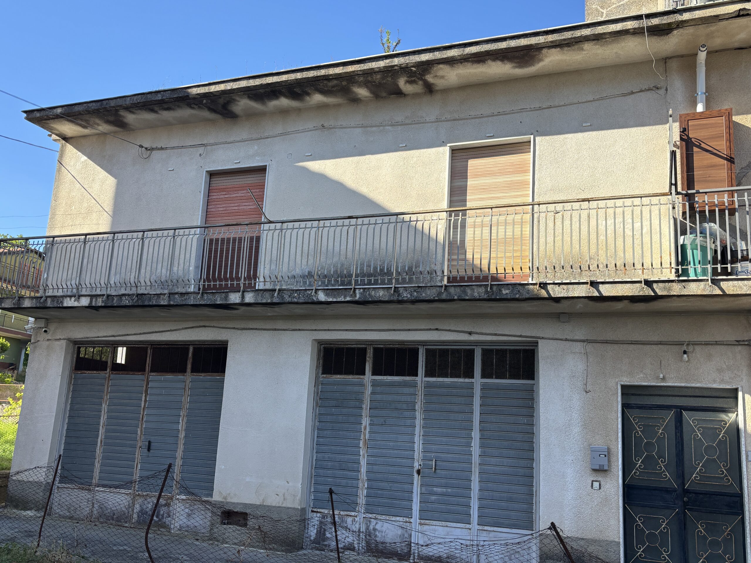Flat to renovate to your own taste, with 2 convenient garages