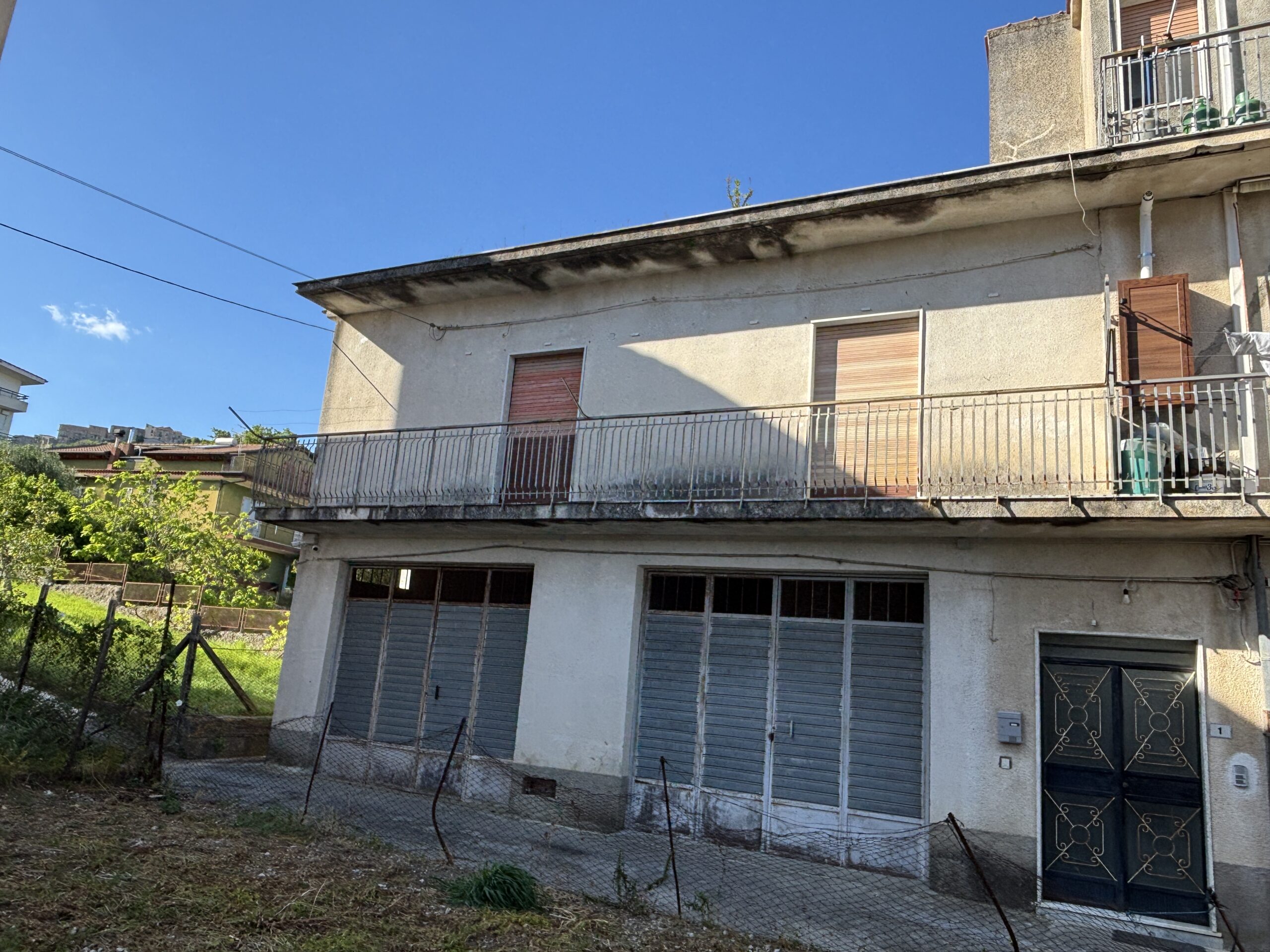 Flat to renovate to your own taste, with 2 convenient garages