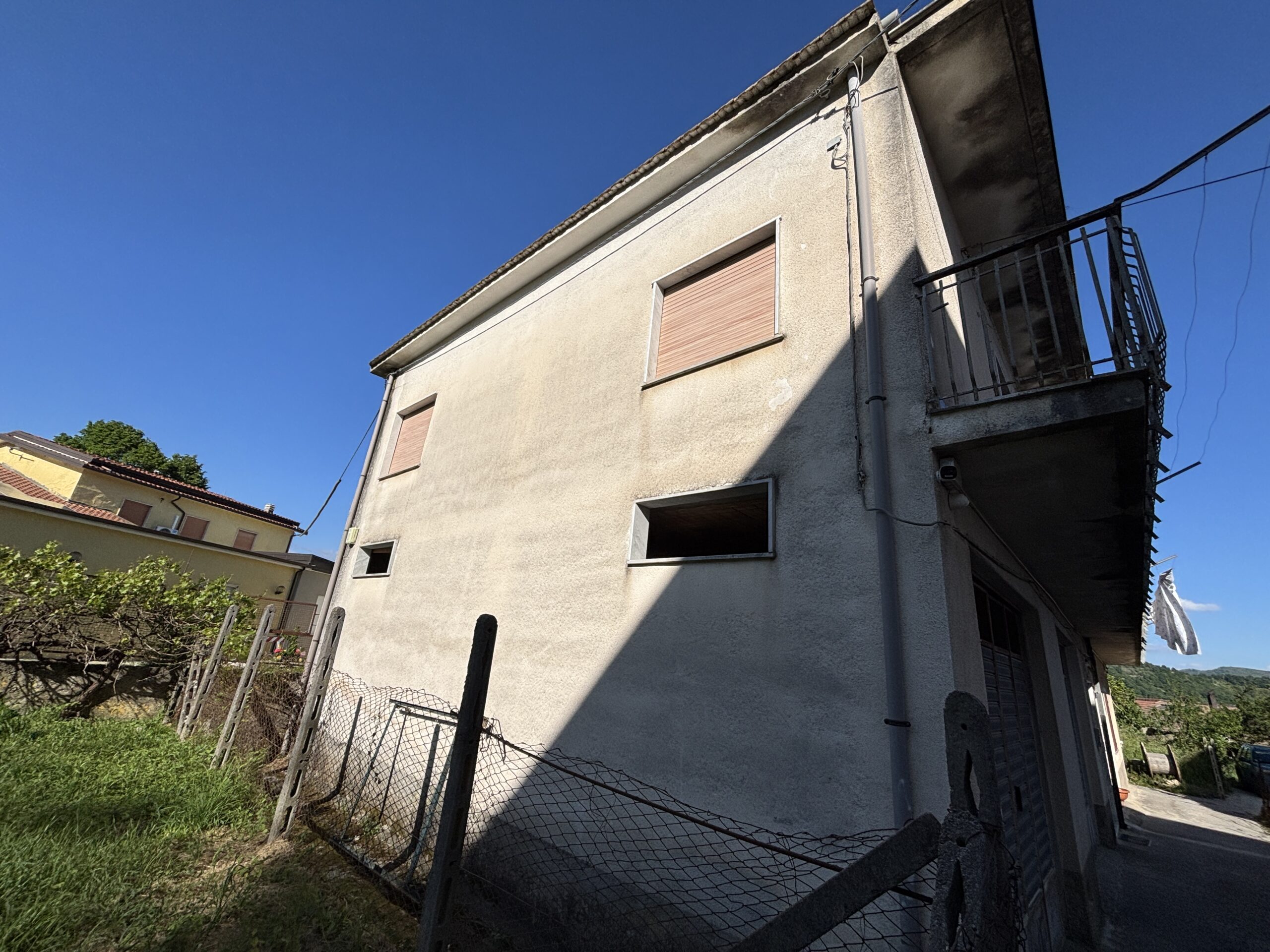 Flat to renovate to your own taste, with 2 convenient garages