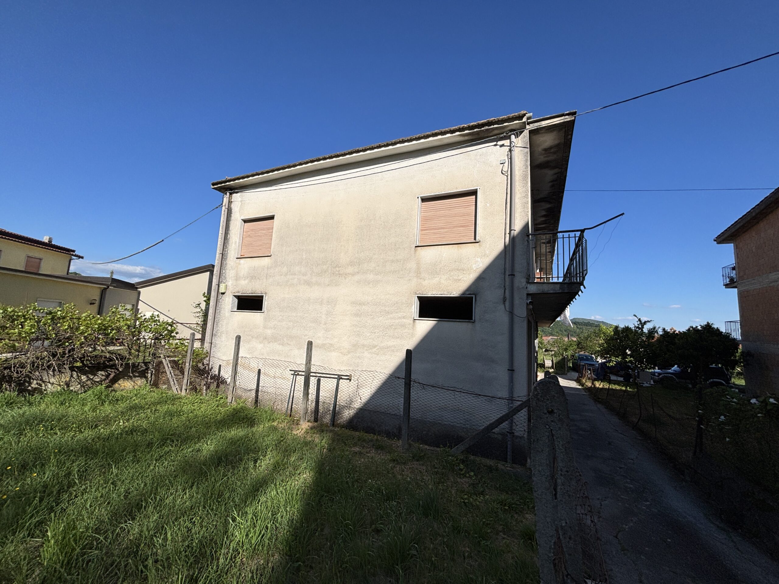 Flat to renovate to your own taste, with 2 convenient garages