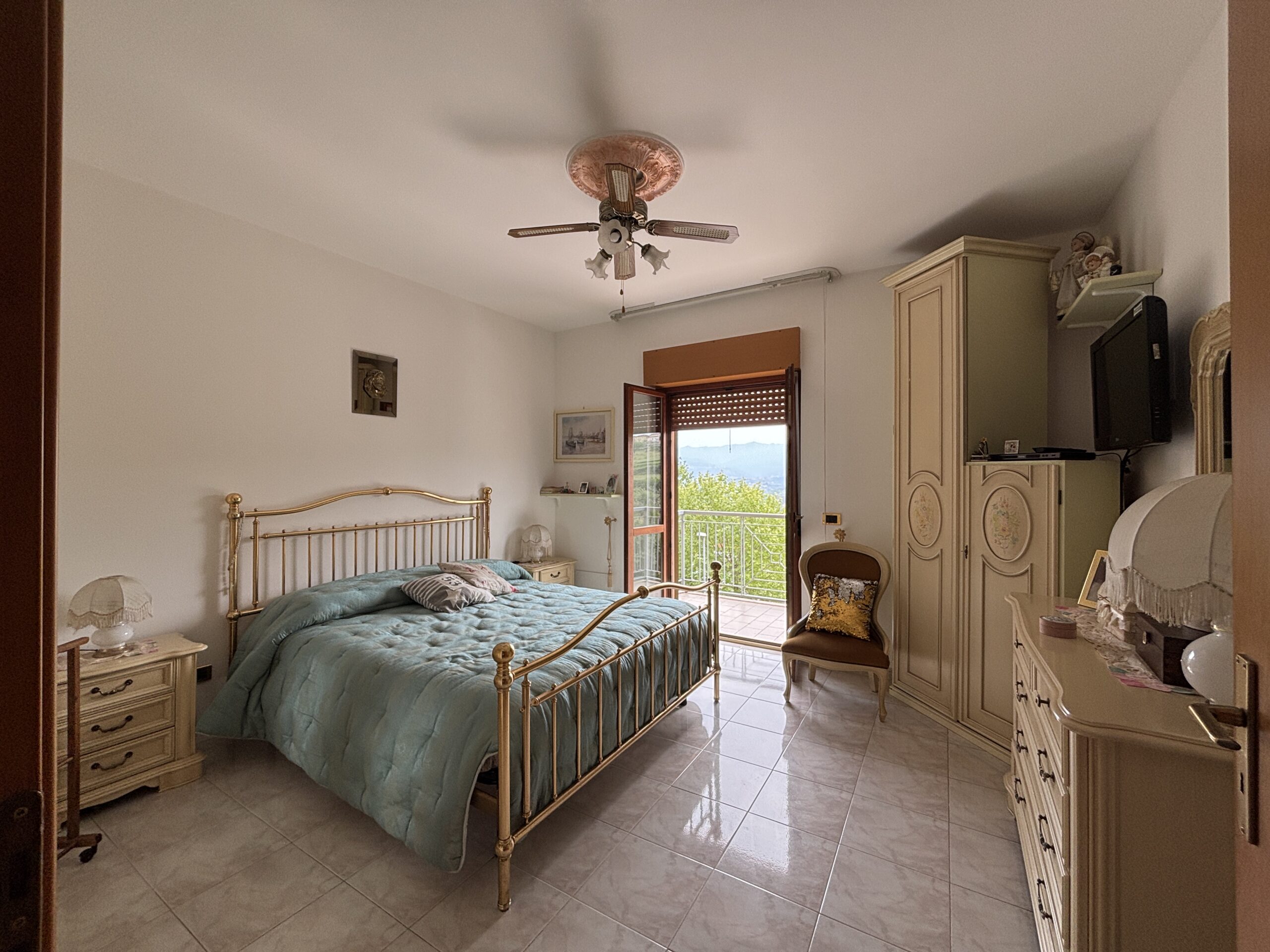 Ampia proprietà, con giardino e arredi di alta qualità