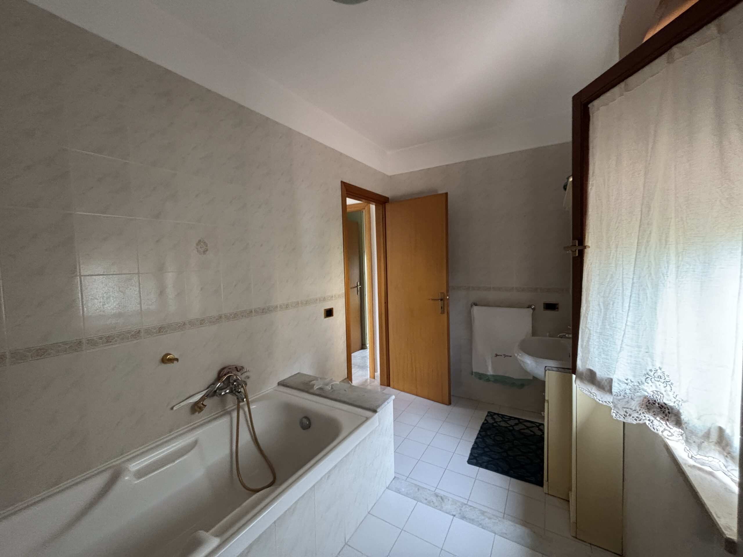 Ampia proprietà, con giardino e arredi di alta qualità