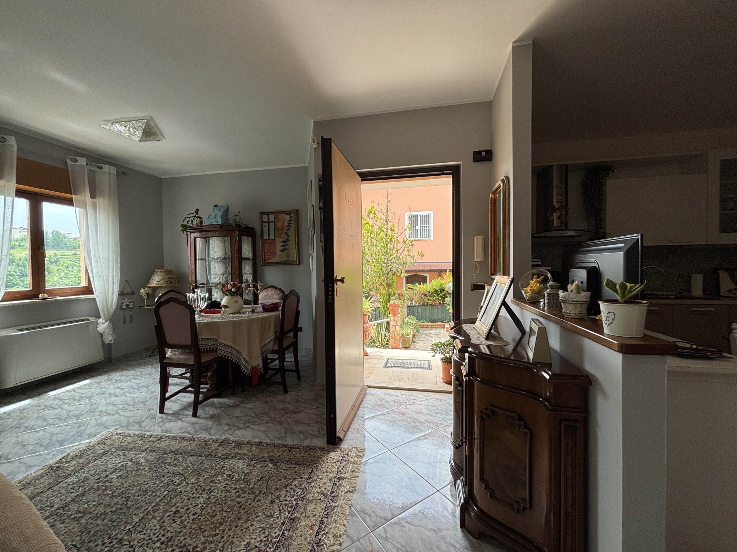 Ampia proprietà, con giardino e arredi di alta qualità
