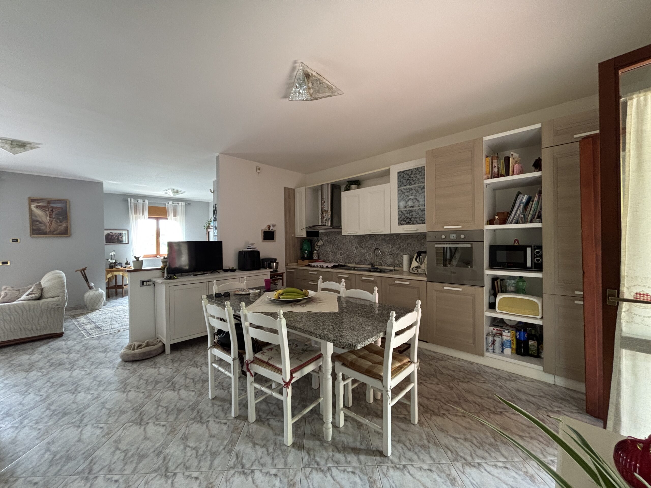 Ampia proprietà, con giardino e arredi di alta qualità