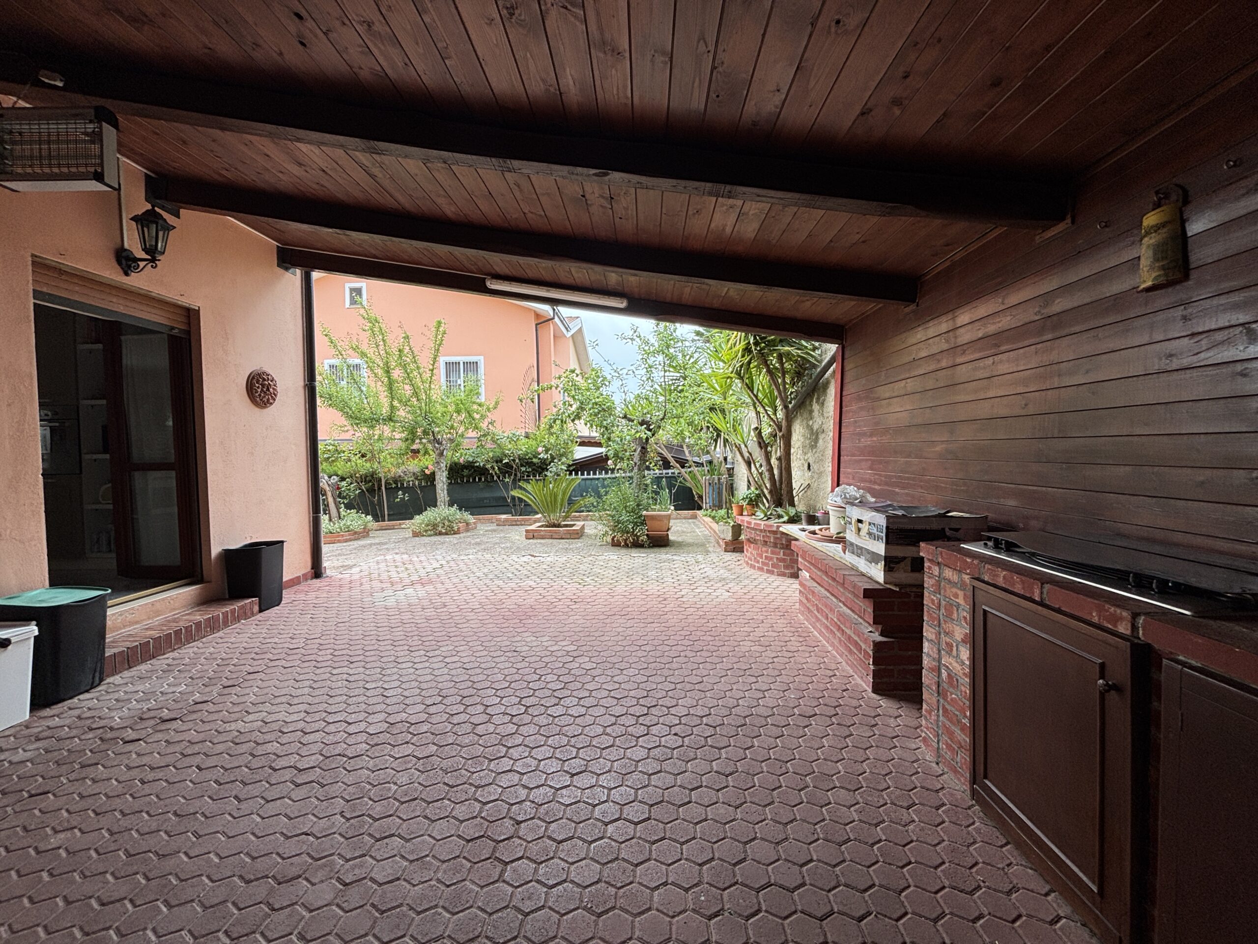 Ampia proprietà, con giardino e arredi di alta qualità