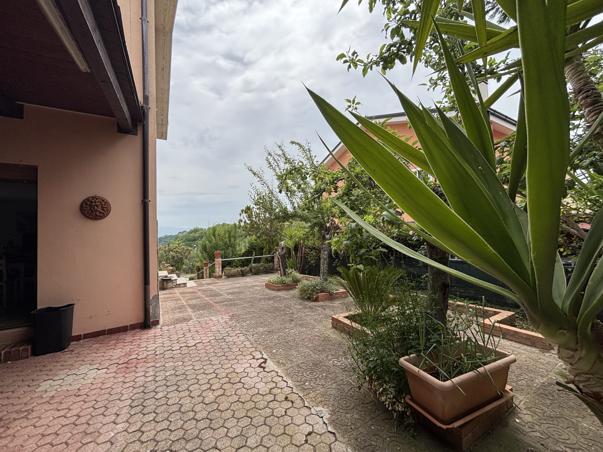 Ampia proprietà, con giardino e arredi di alta qualità