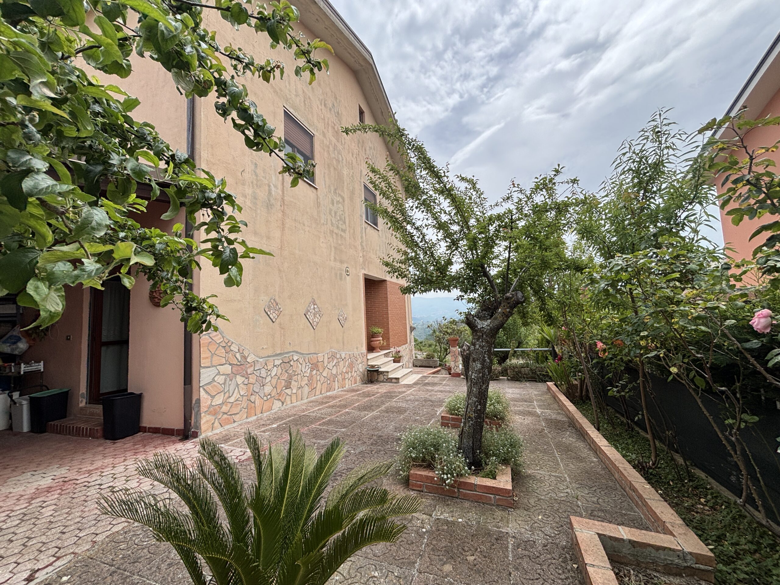 Ampia proprietà, con giardino e arredi di alta qualità
