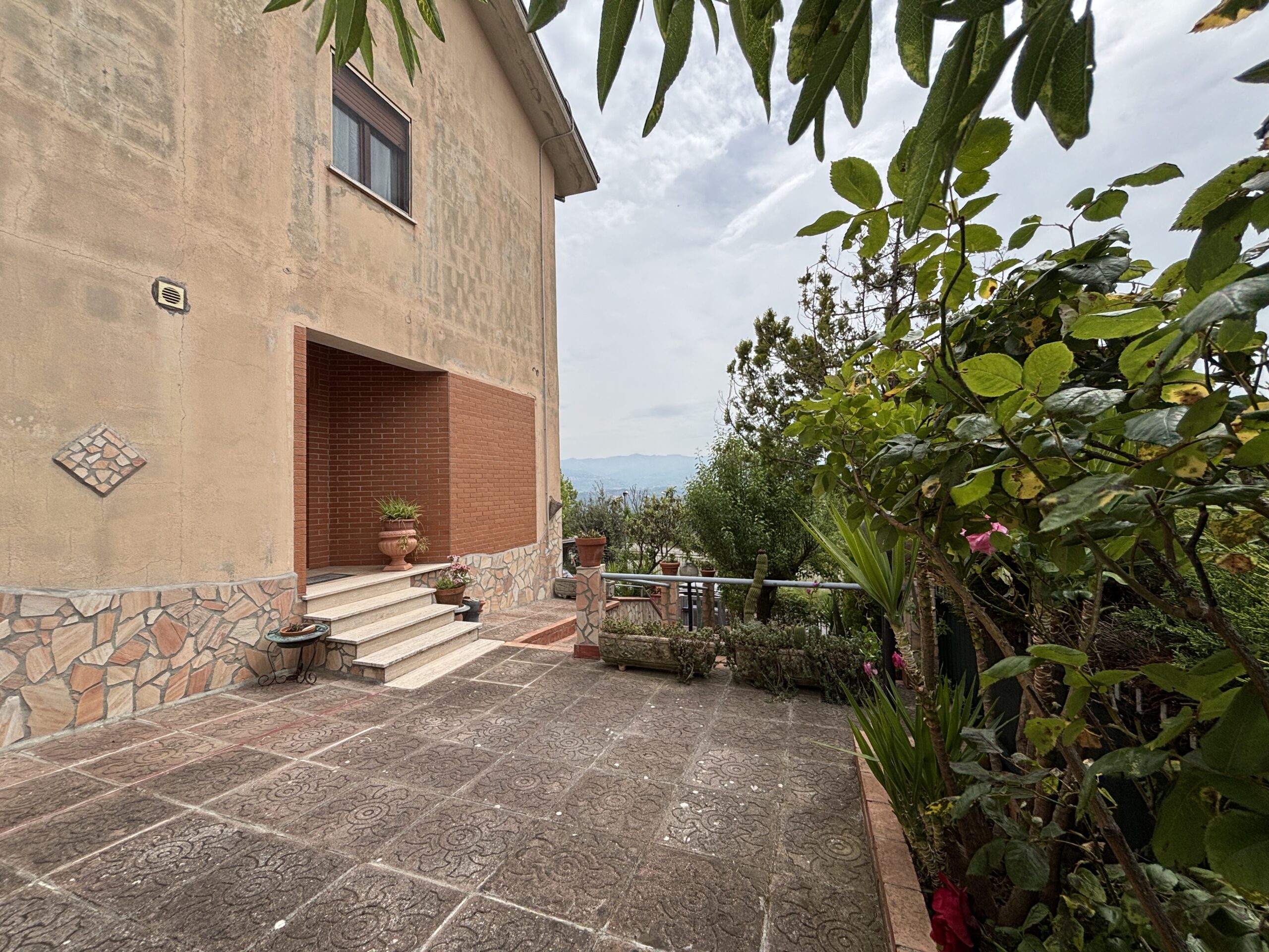 Ampia proprietà, con giardino e arredi di alta qualità