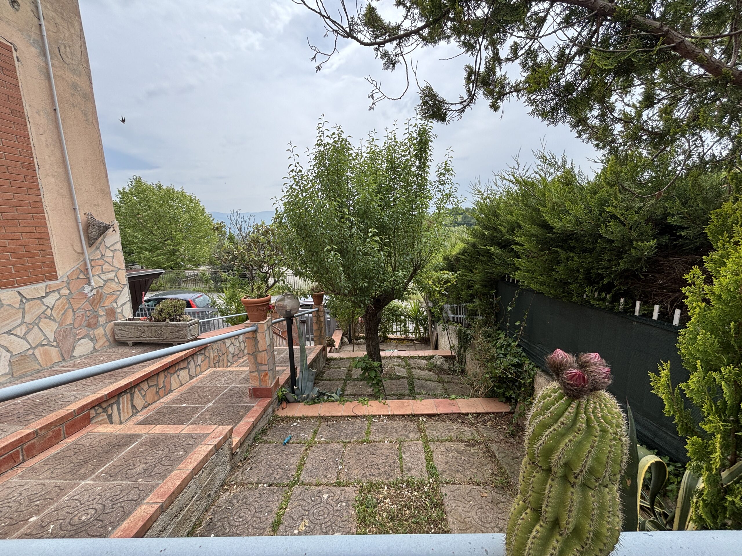 Ampia proprietà, con giardino e arredi di alta qualità