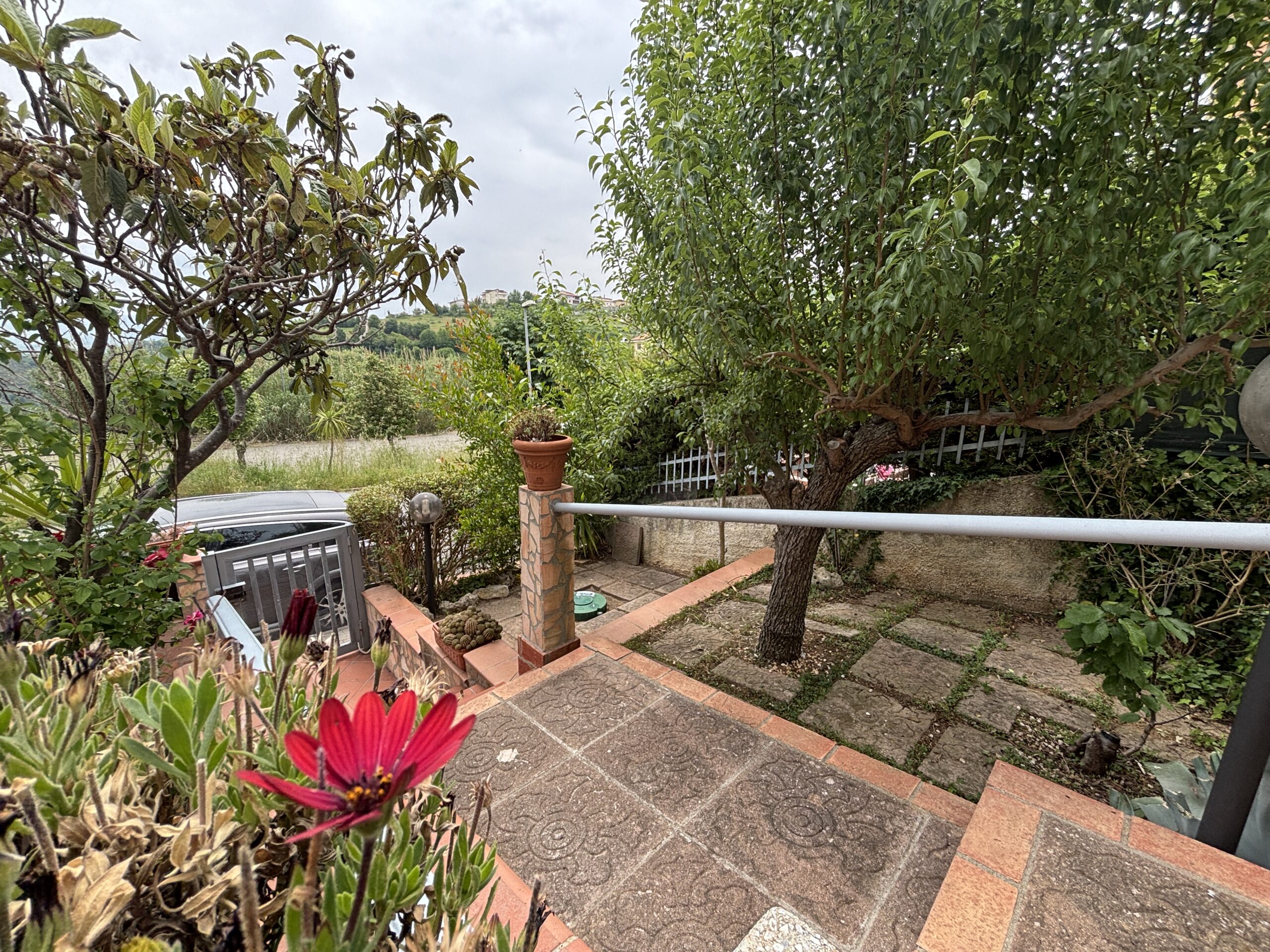 Ampia proprietà, con giardino e arredi di alta qualità